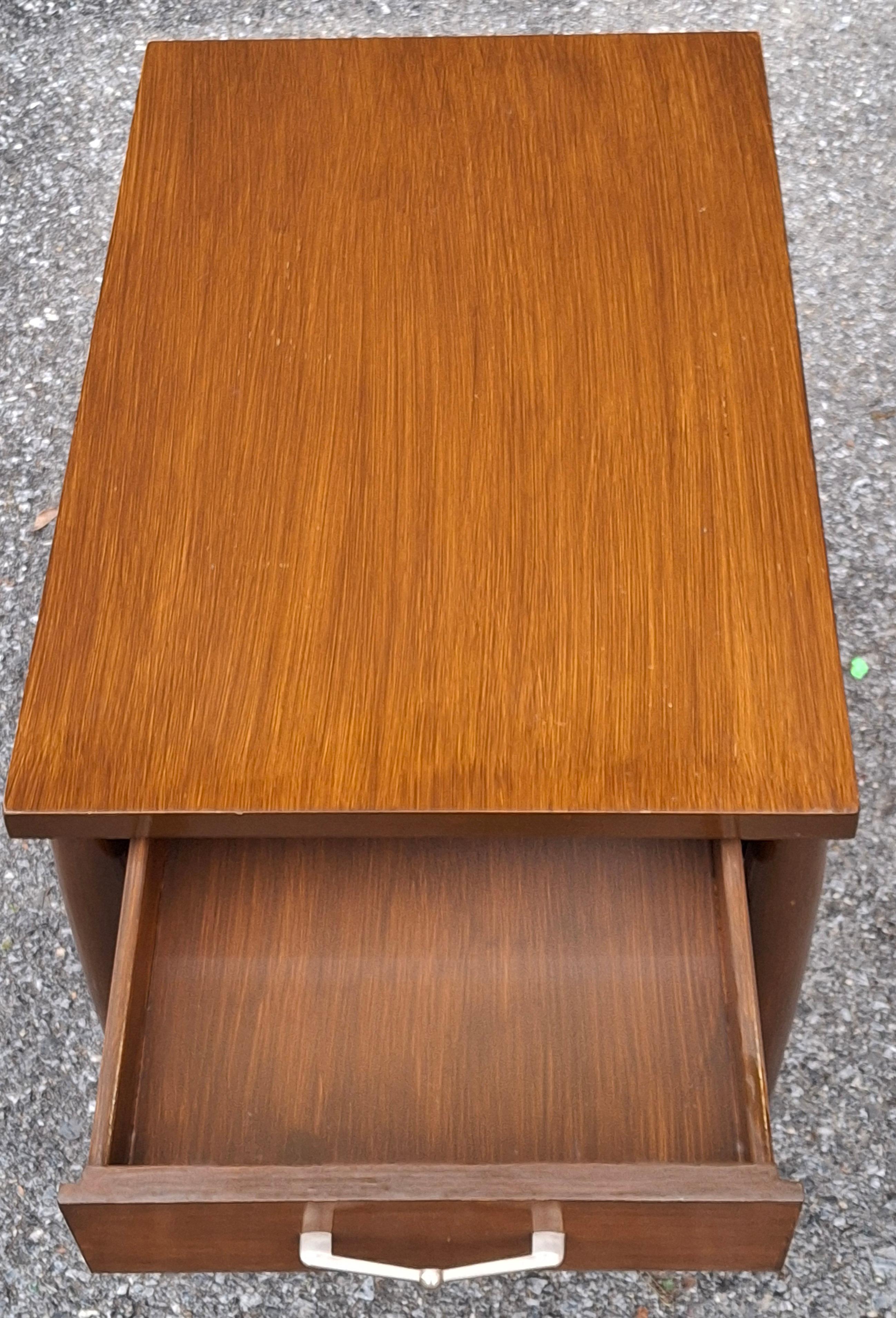 Americano Tavolino Mersman Furniture del 1950 in noce verniciato e gambe scanalate in ottone in vendita