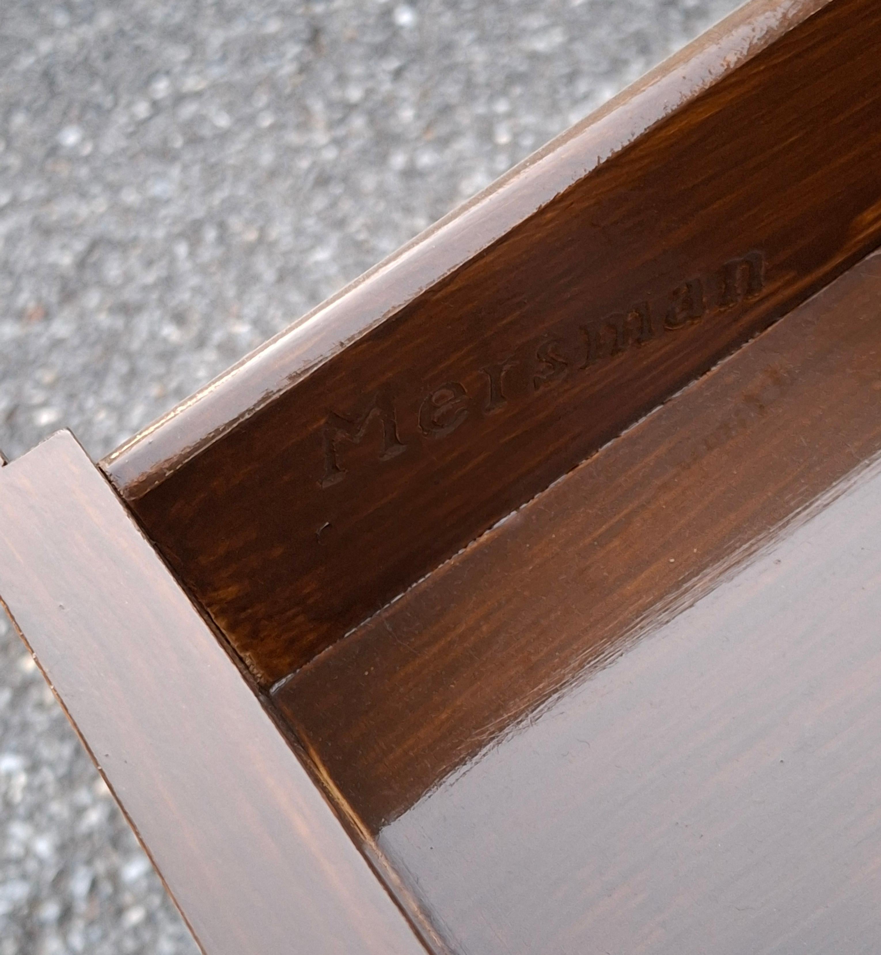 Verniciato Tavolino Mersman Furniture del 1950 in noce verniciato e gambe scanalate in ottone in vendita