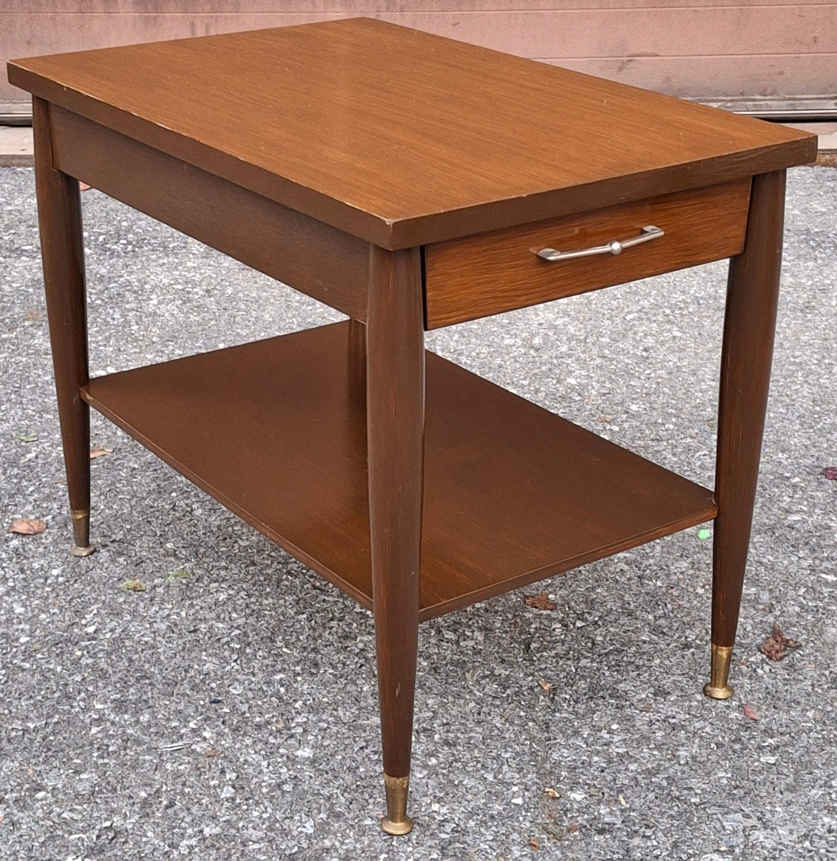 Tavolino Mersman Furniture del 1950 in noce verniciato e gambe scanalate in ottone In condizioni buone in vendita a Germantown, MD