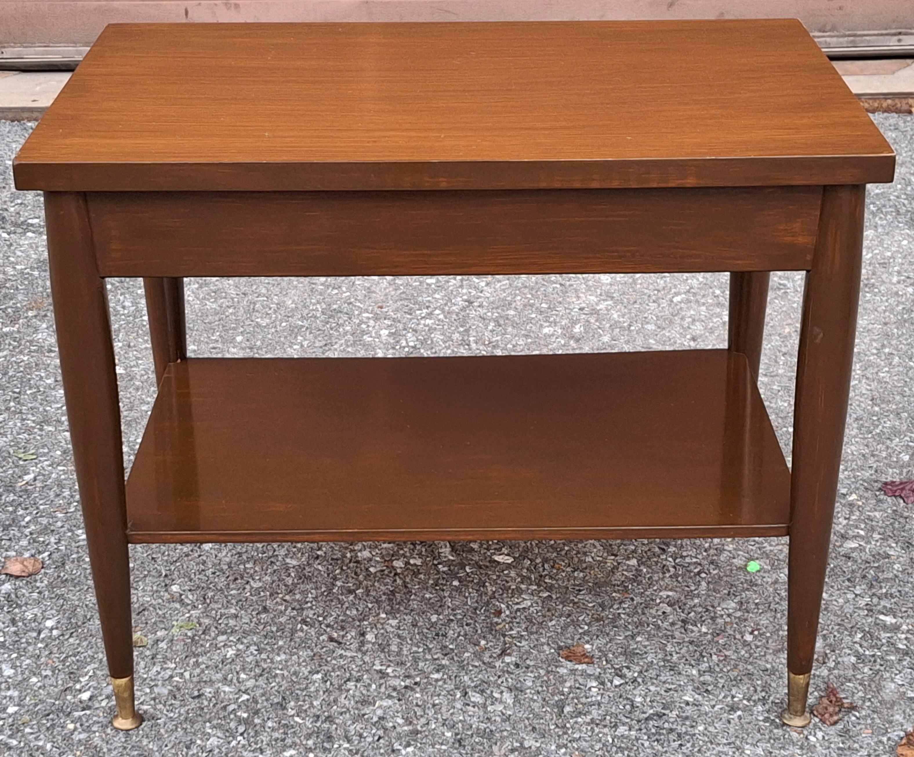 XX secolo Tavolino Mersman Furniture del 1950 in noce verniciato e gambe scanalate in ottone in vendita