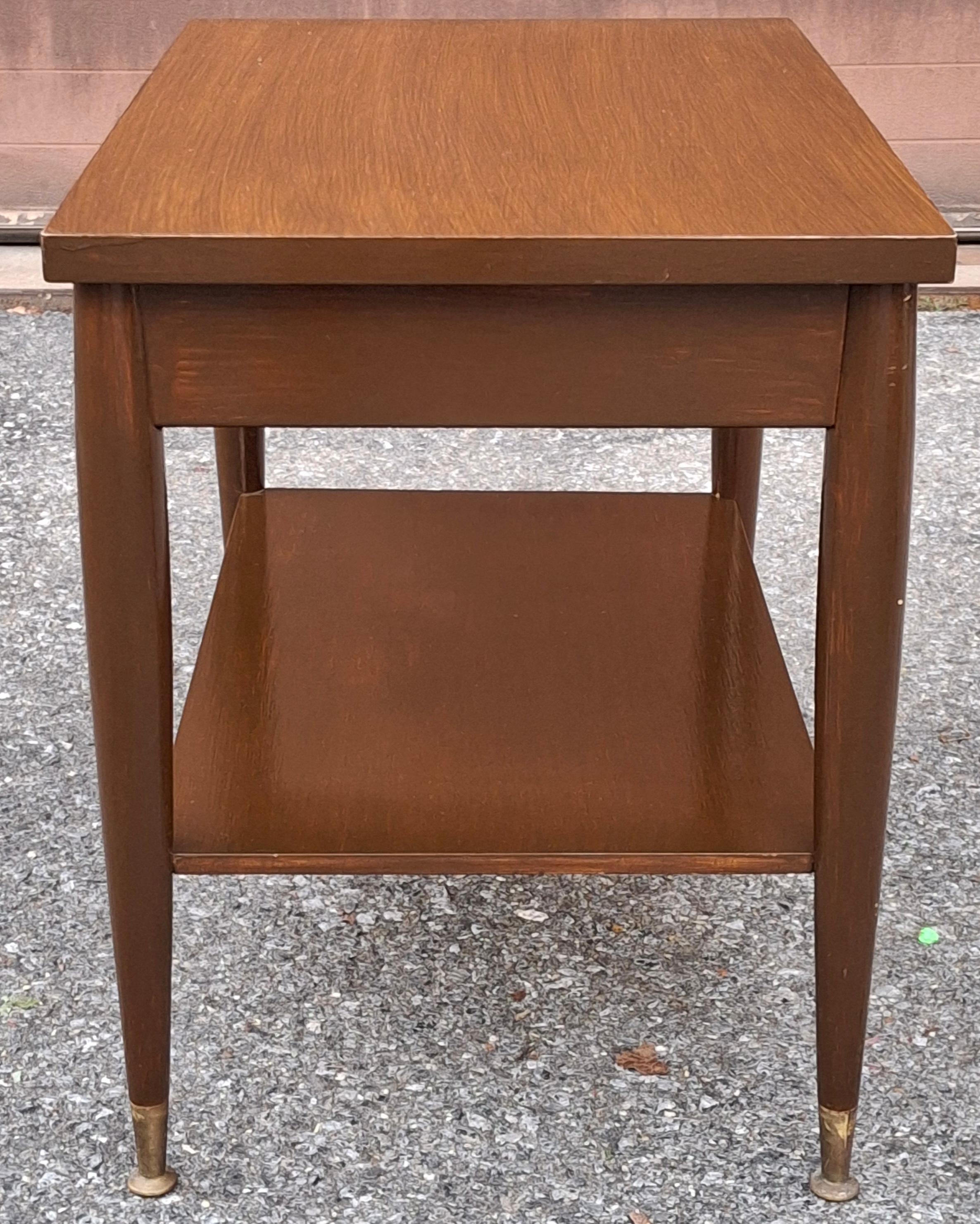 Noce Tavolino Mersman Furniture del 1950 in noce verniciato e gambe scanalate in ottone in vendita