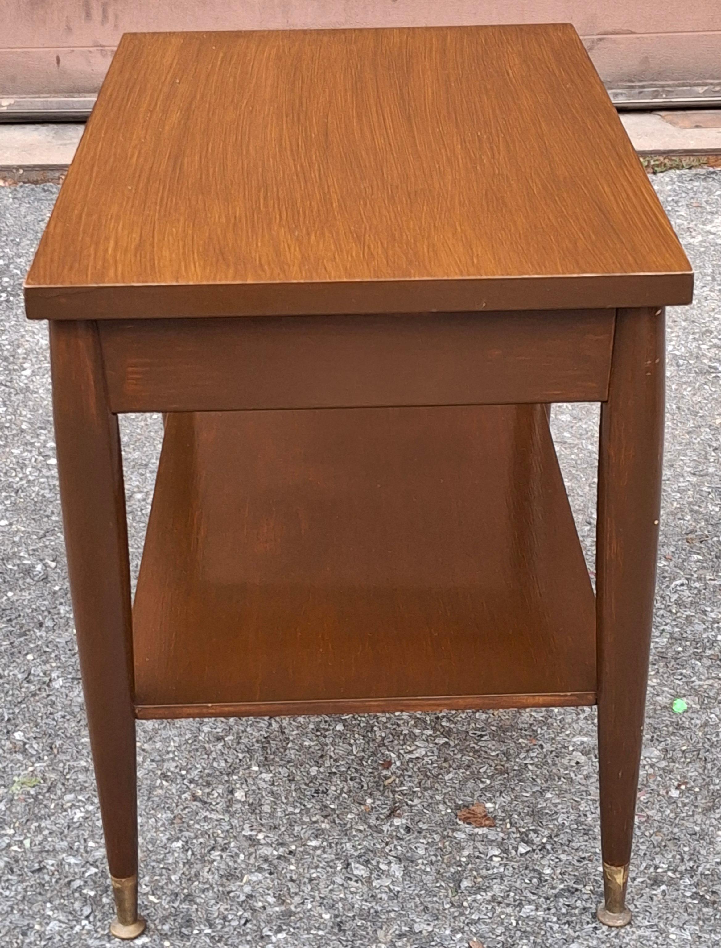 Tavolino Mersman Furniture del 1950 in noce verniciato e gambe scanalate in ottone in vendita 1
