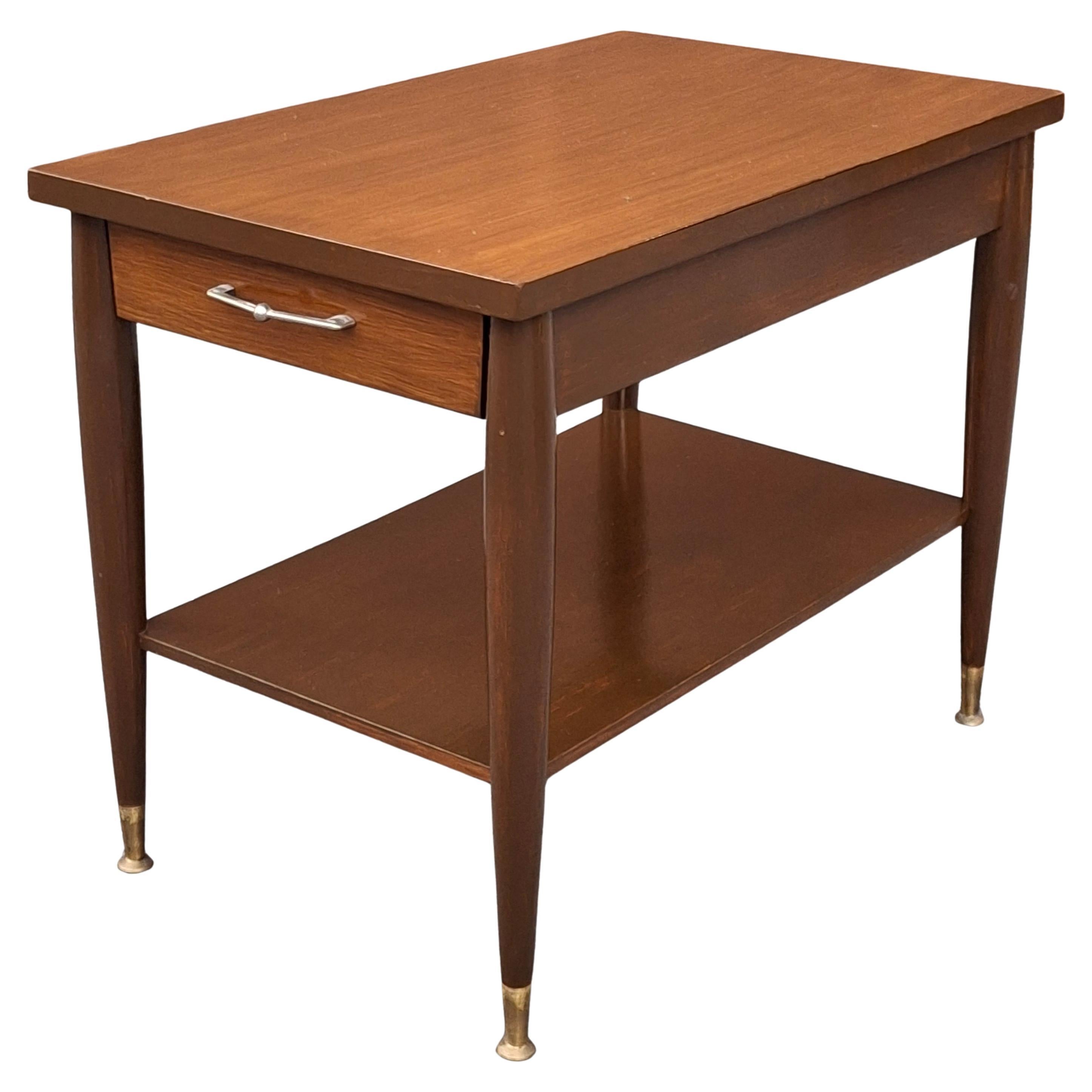 Tavolino Mersman Furniture del 1950 in noce verniciato e gambe scanalate in ottone in vendita