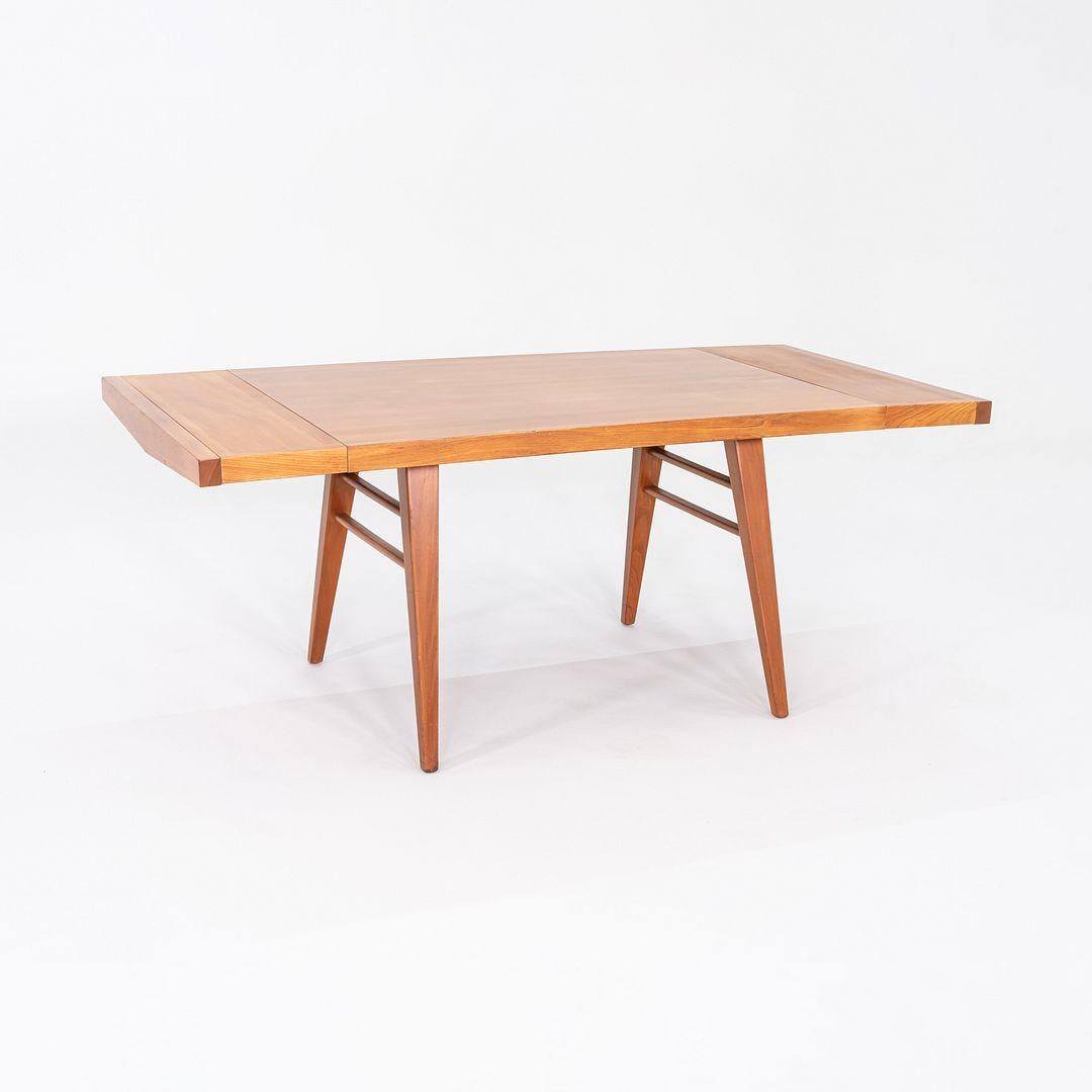 Se vende una magnífica mesa de comedor extensible construida en lo que parece ser abedul macizo y fabricada en la década de 1950. Es una pieza que hemos tenido y utilizado personalmente por su fantástica calidad de construcción y funcionalidad. La