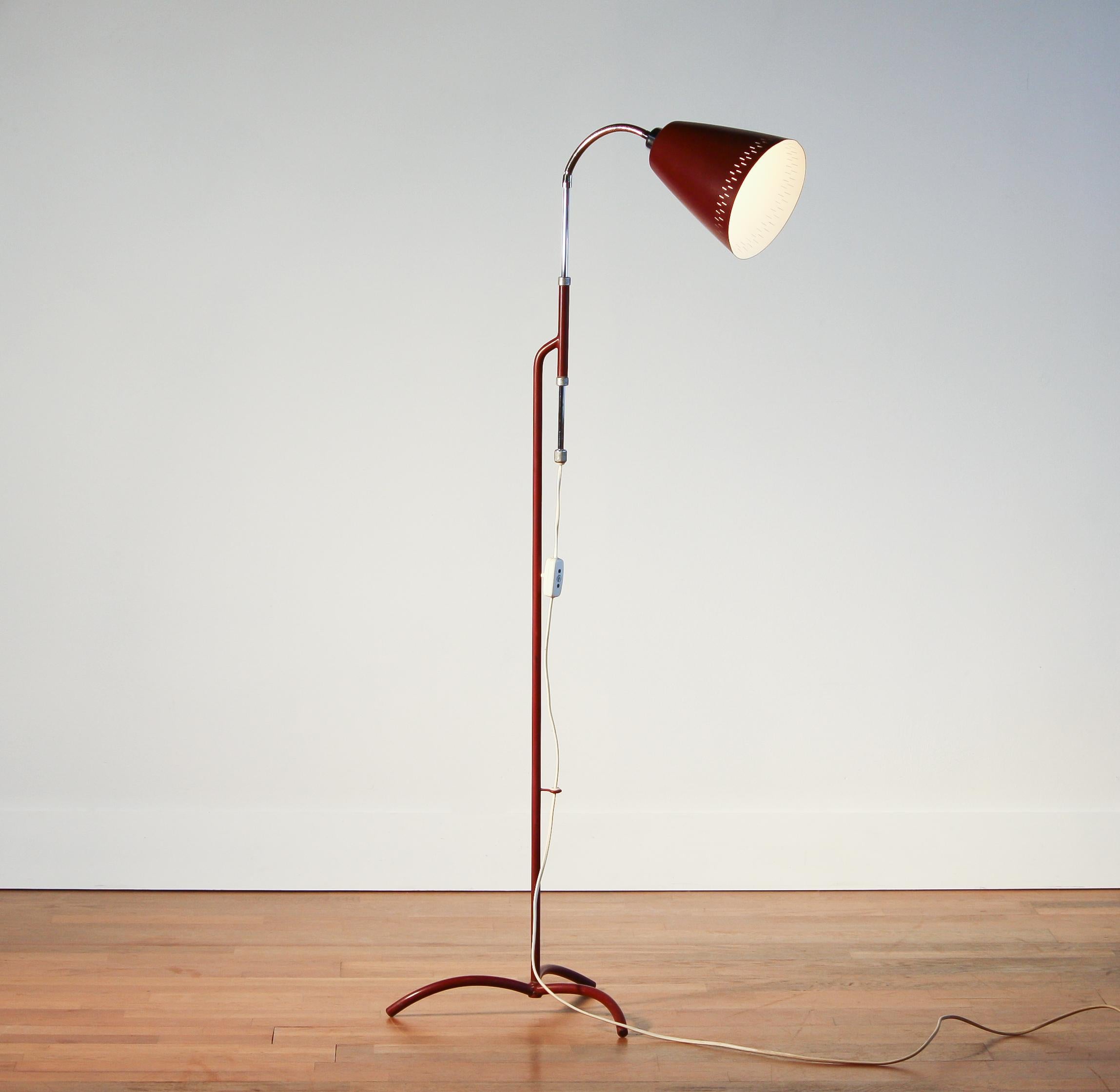 Beautiful red floor lamp designed by Hans Bergström, Sweden.
This lamp is made of metal with brass details and has a very rare stand.
It remains fully functional and in a nice condition.
Period 1950s.
Dimensions: H 154 cm, ø 18 cm.