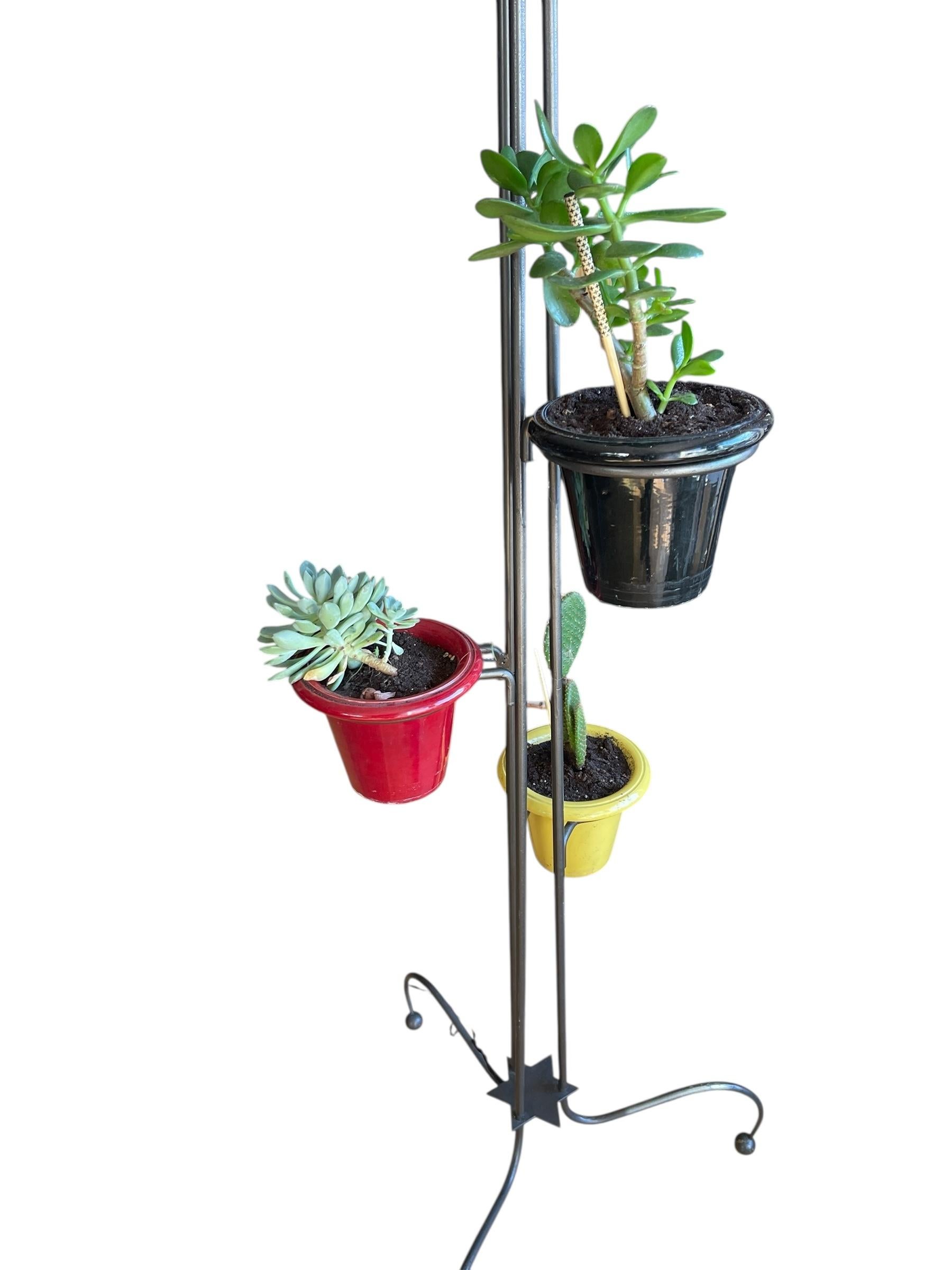 Francese Lampada da terra a vaso di fiori in metallo e ceramica degli anni '50 di Asselbure in vendita