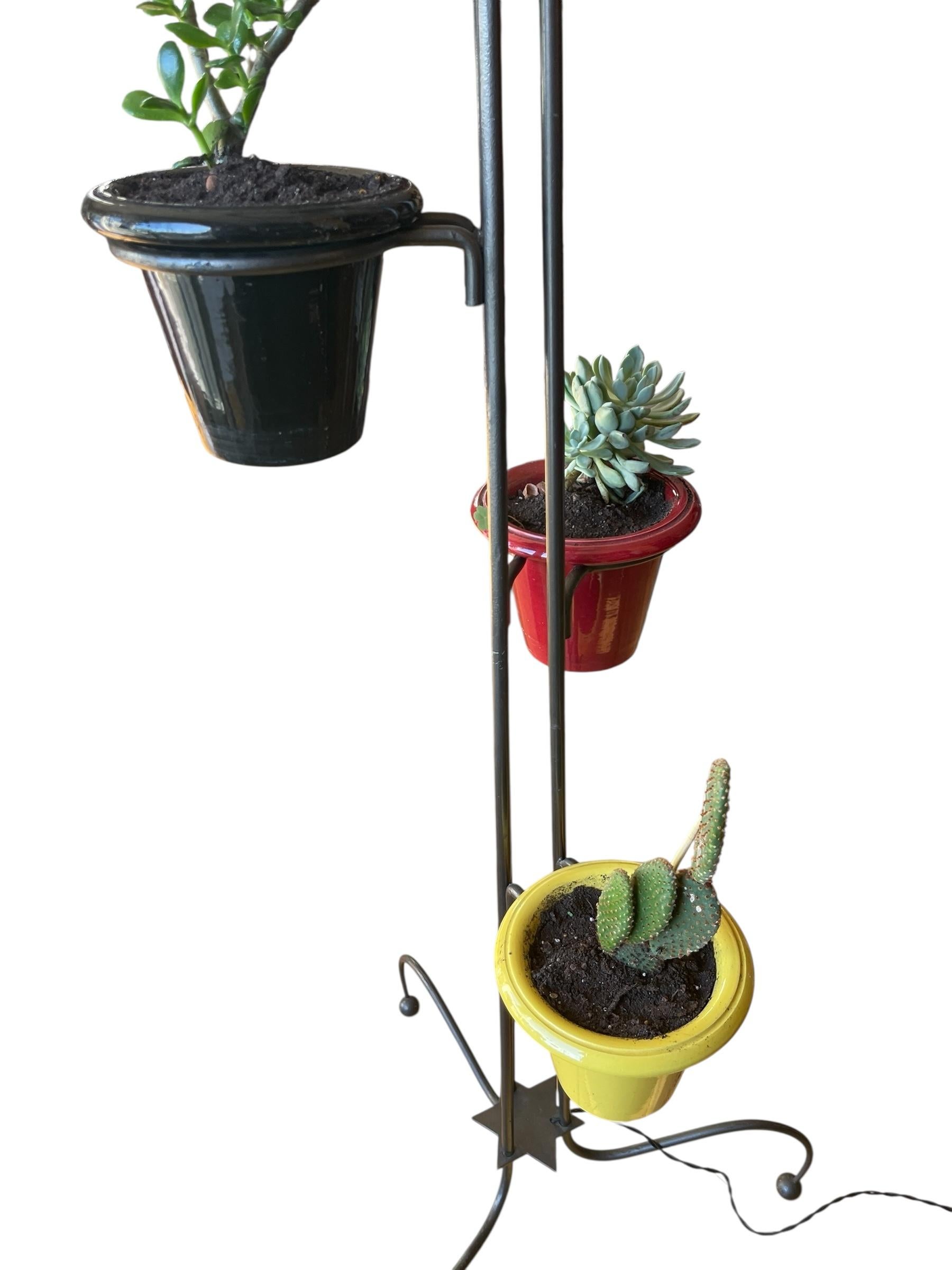 Metà XX secolo Lampada da terra a vaso di fiori in metallo e ceramica degli anni '50 di Asselbure in vendita