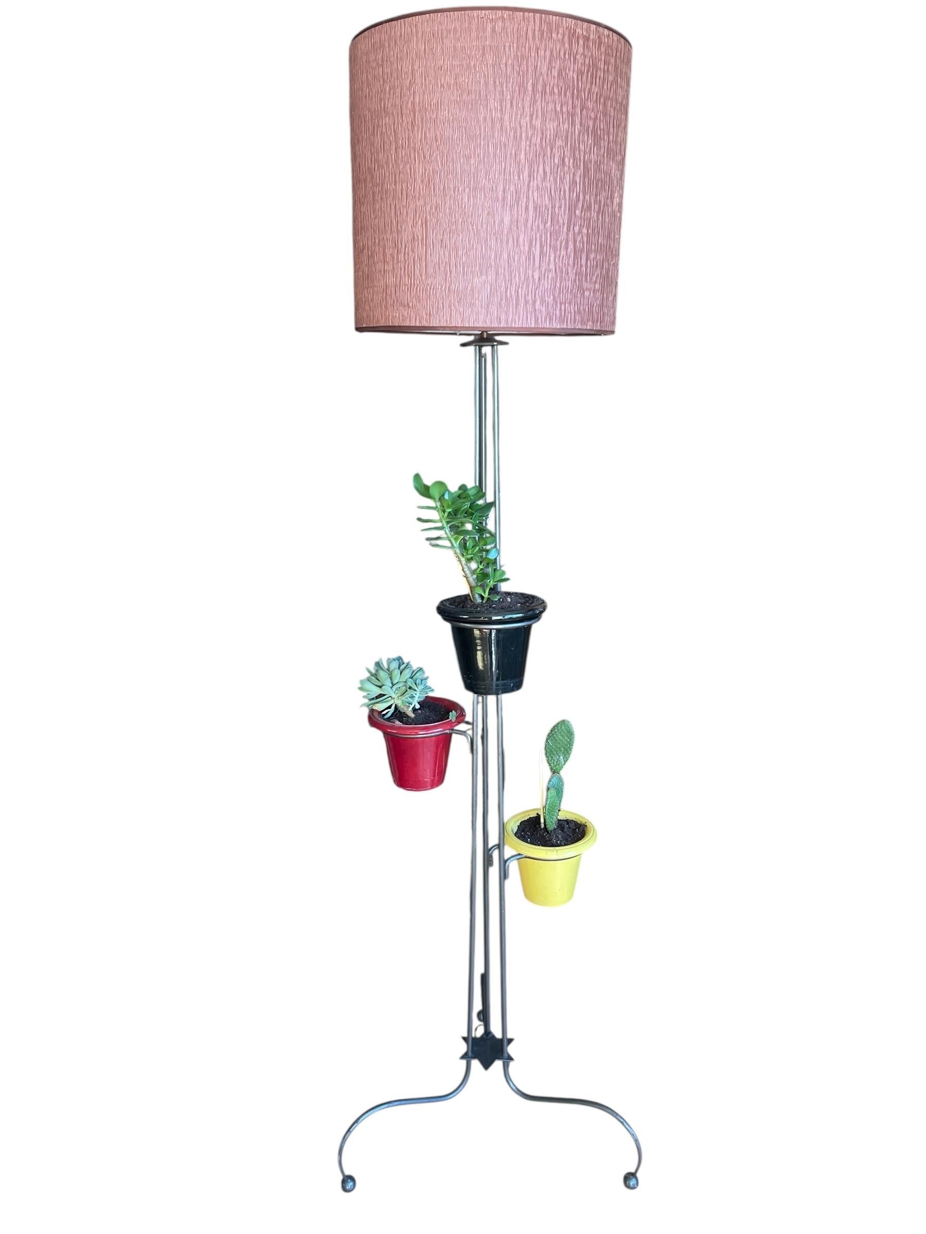 Metallo Lampada da terra a vaso di fiori in metallo e ceramica degli anni '50 di Asselbure in vendita