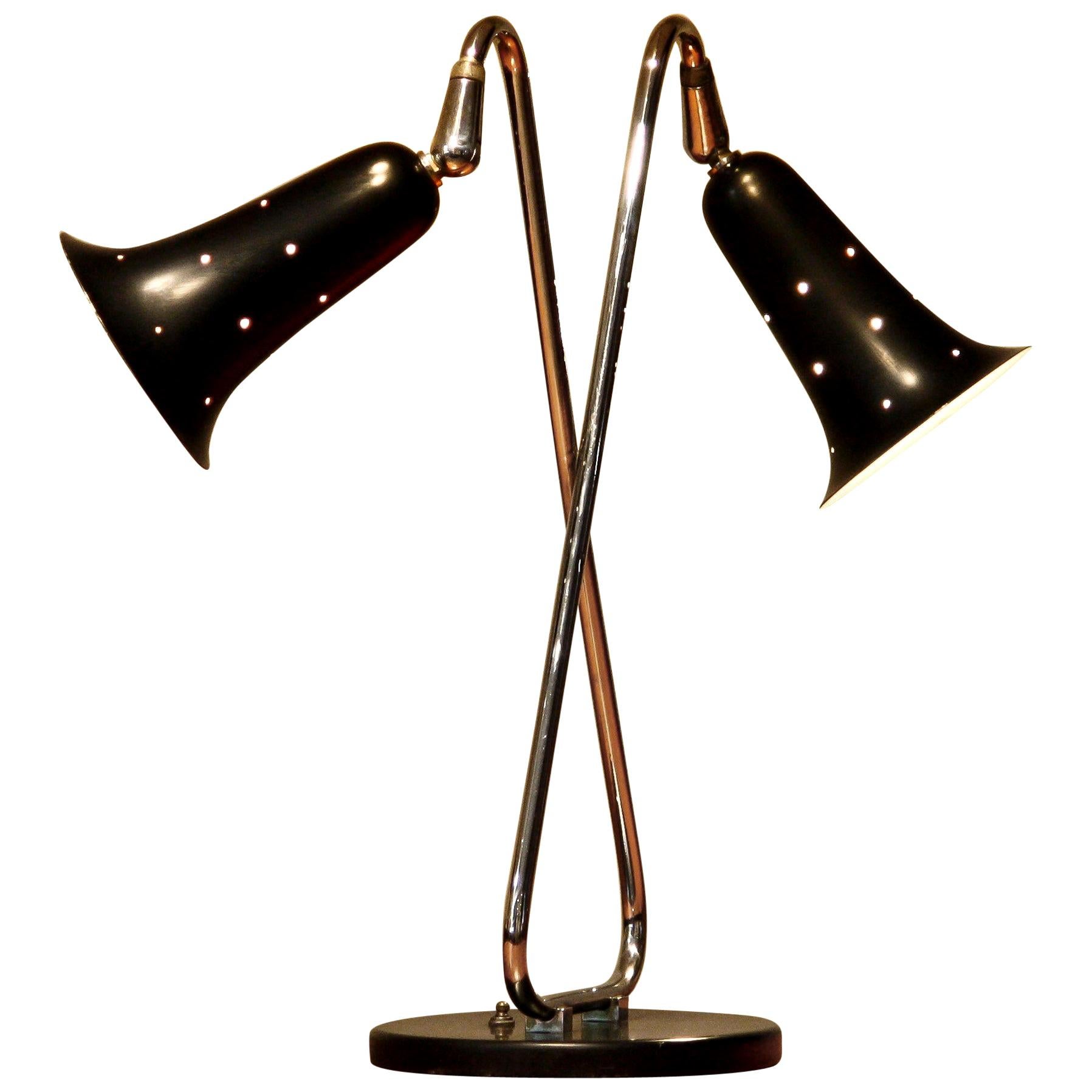 Extremely beautiful black lacquered and chromed metal desk/table lamp, made in the USA, 1950s.
Technically 100% and in good and original condition. Two bulbs E26 / E27 size.
Period 1950s.
The dimensions for the shades are: ø14 cm / 5.5 inch, H.18