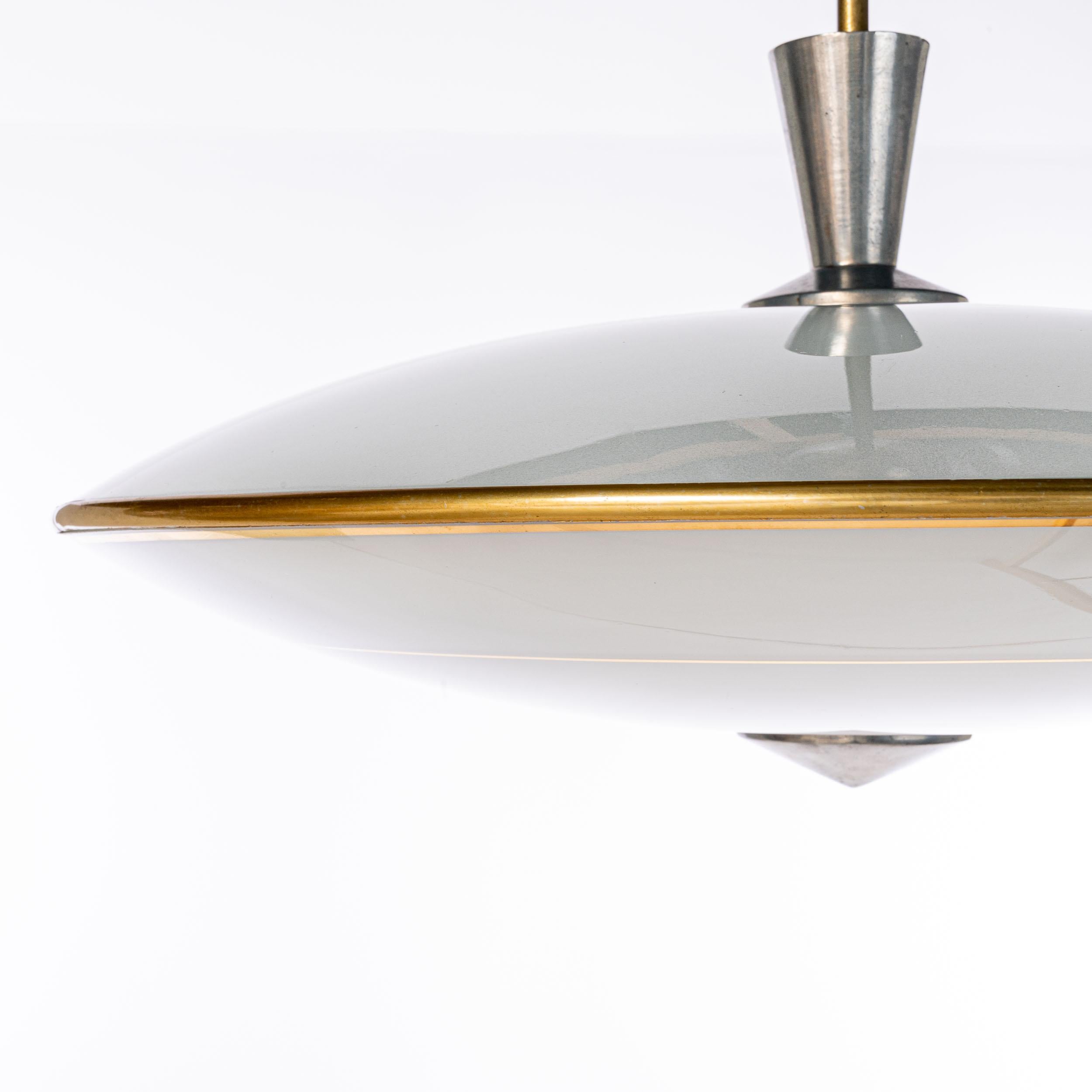 Mid-Century Modern Pendentif en métal, laiton et verre des années 1950 dans le style de Pietro Chiesa en vente