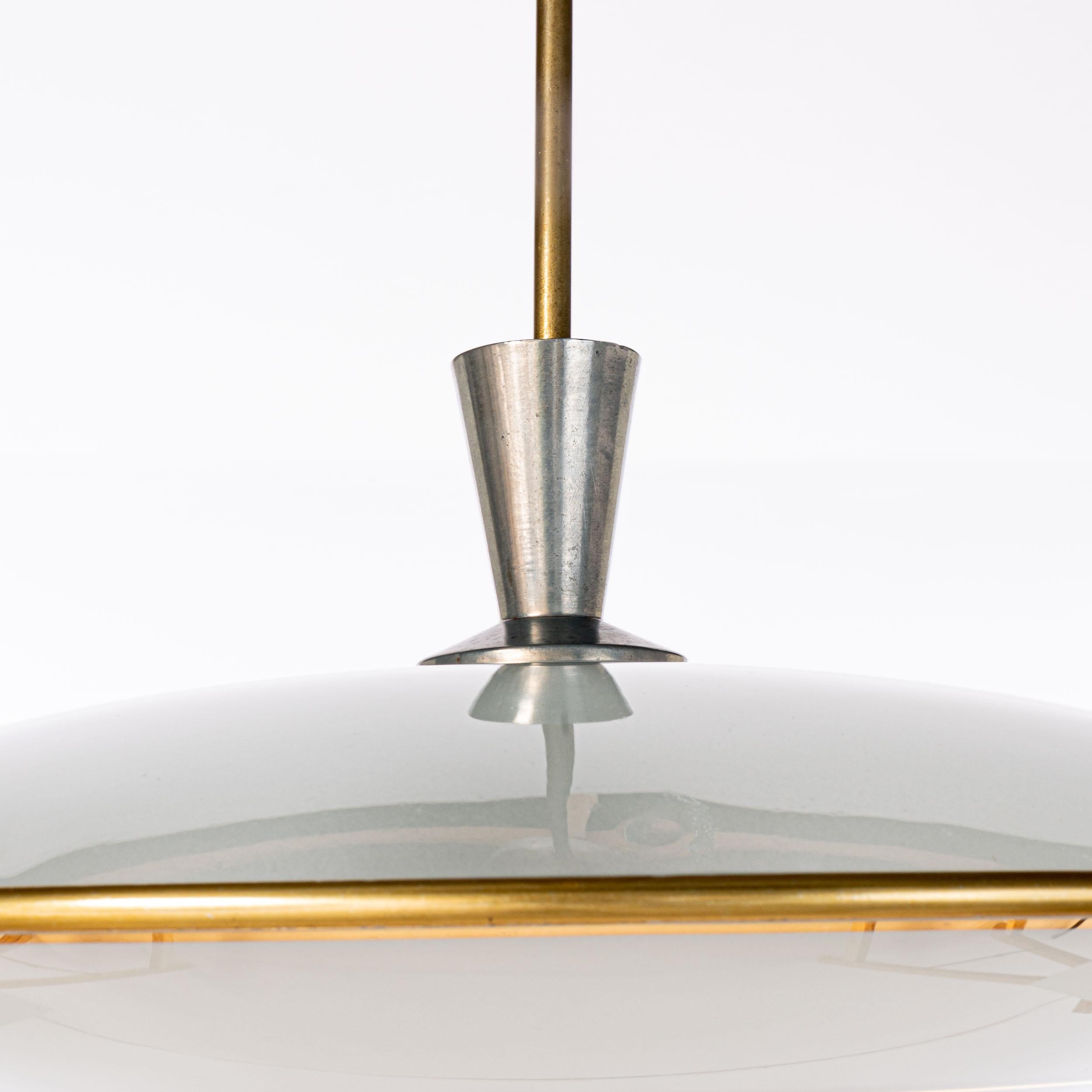20ième siècle Pendentif en métal, laiton et verre des années 1950 dans le style de Pietro Chiesa en vente