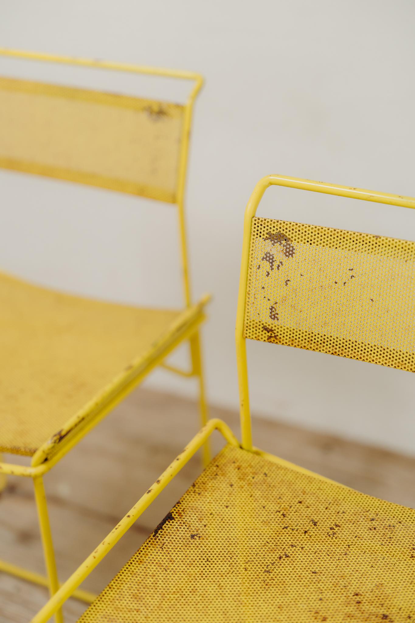 une joyeuse paire de chaises en métal peint, trouvées en France, datées des années 1950 ... Je peux les faire emballer par un professionnel.