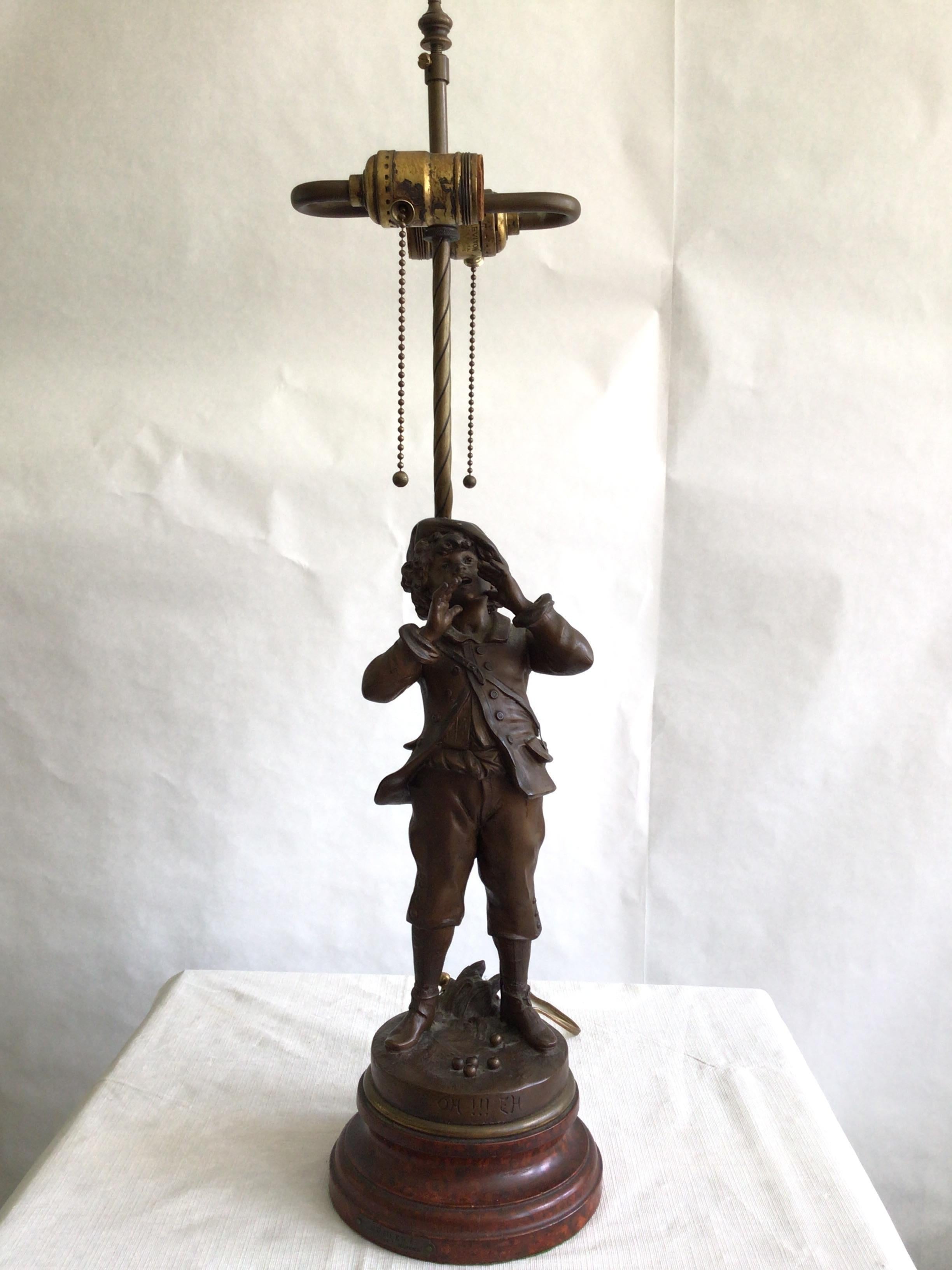1950er Skulptur Tischlampe eines brüllenden Jungen
Hergestellt aus Zinn oder Topfmetall
Sockel aus lackiertem Holz mit Schildpattimitat
OH !!! EH! 
Par L. Moreau 
Höhe bis zur Oberkante der Steckdose
Muss neu verkabelt werden