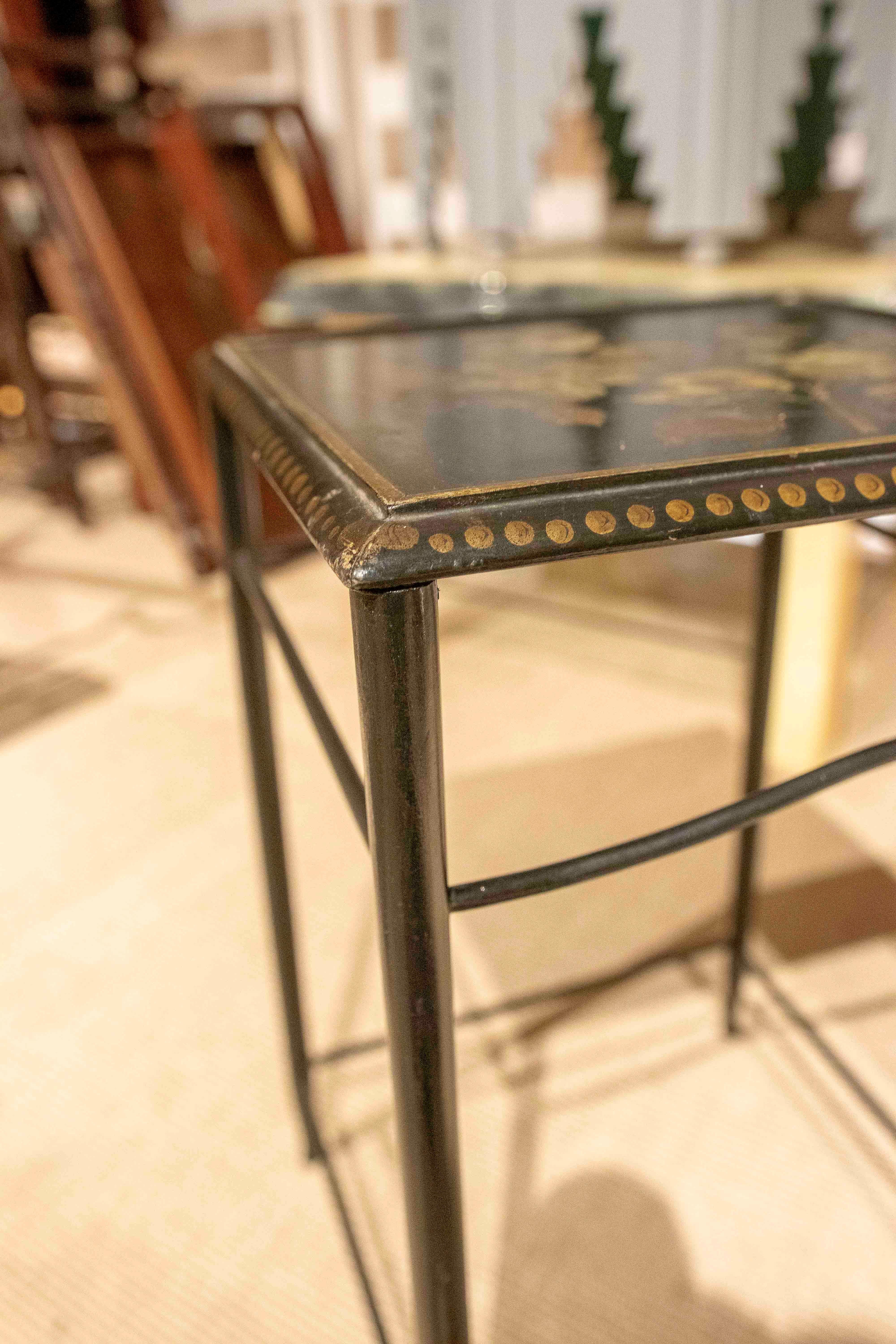 Table d'appoint en métal des années 1950 avec décoration florale peinte en vente 4