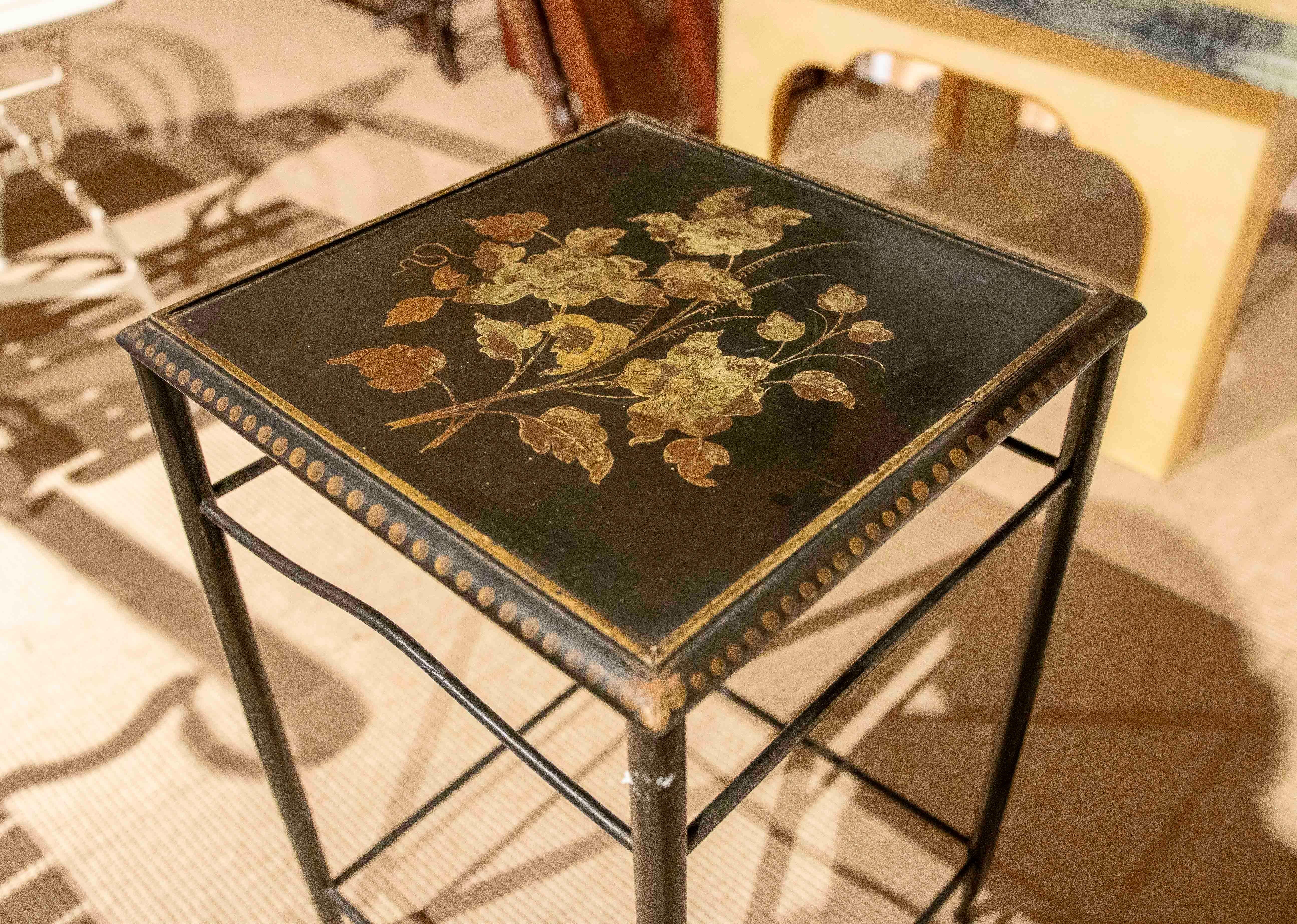 Table d'appoint en métal des années 1950 avec décoration florale peinte en vente 5