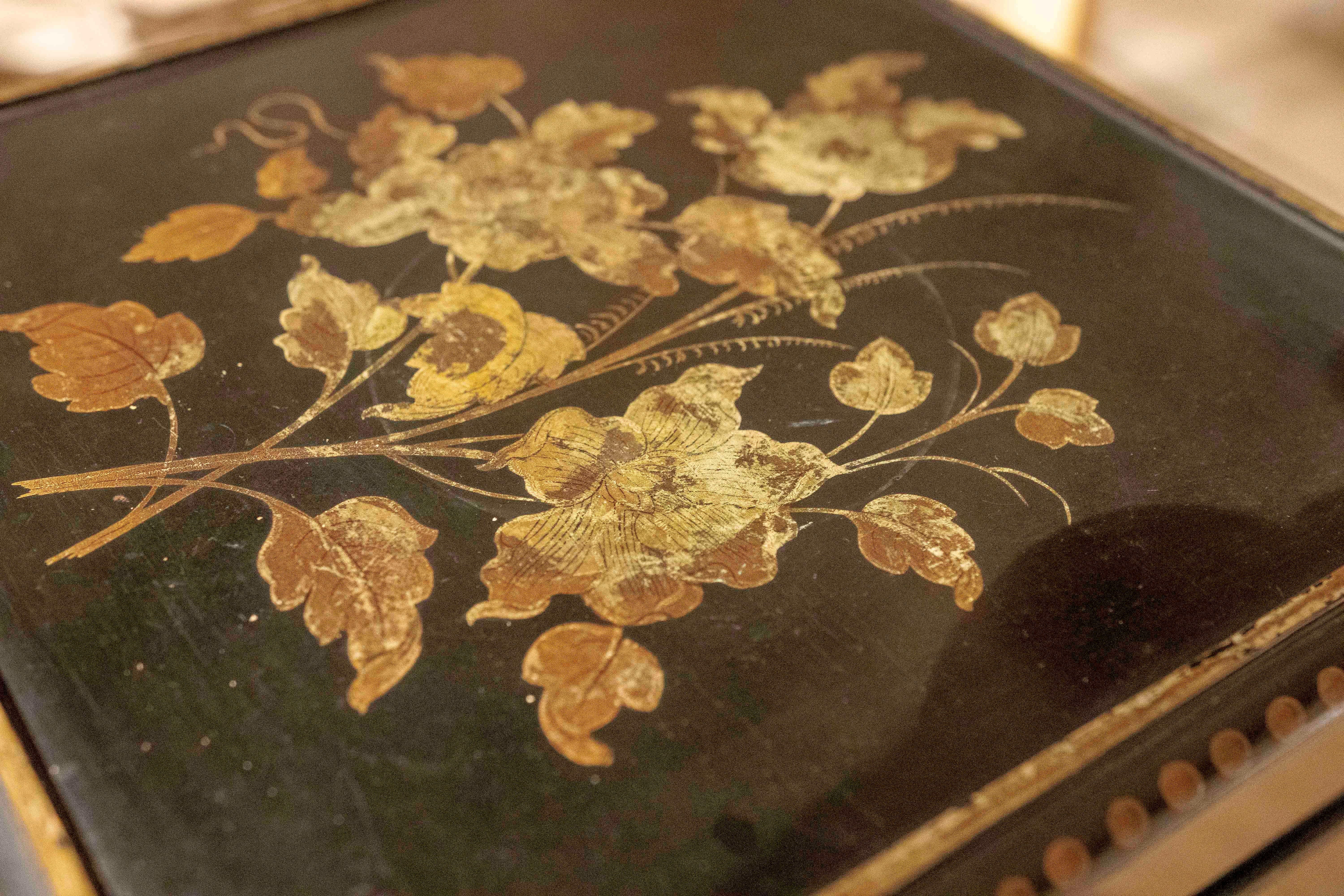 Table d'appoint en métal des années 1950 avec décoration florale peinte en vente 6