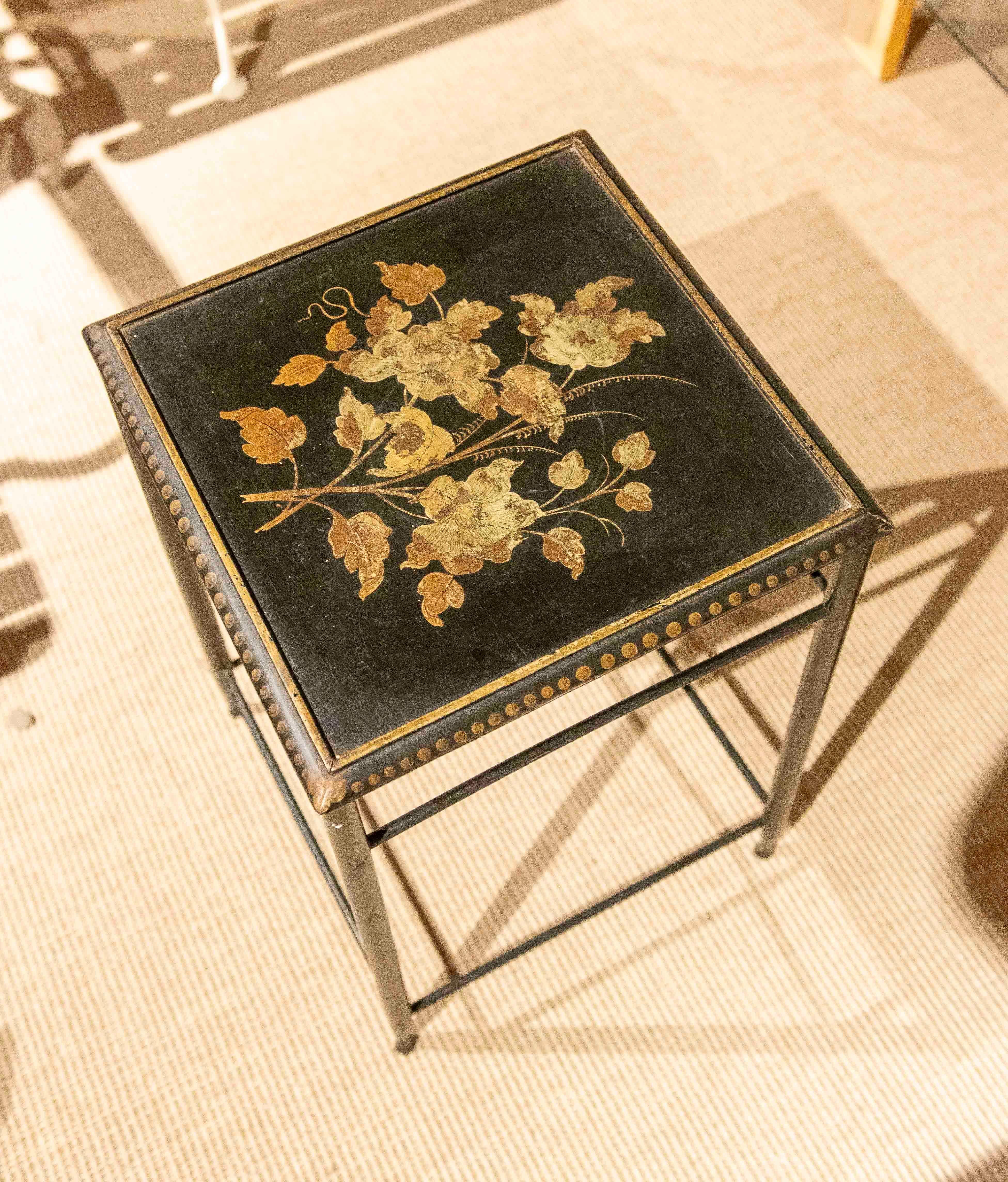 Français Table d'appoint en métal des années 1950 avec décoration florale peinte en vente