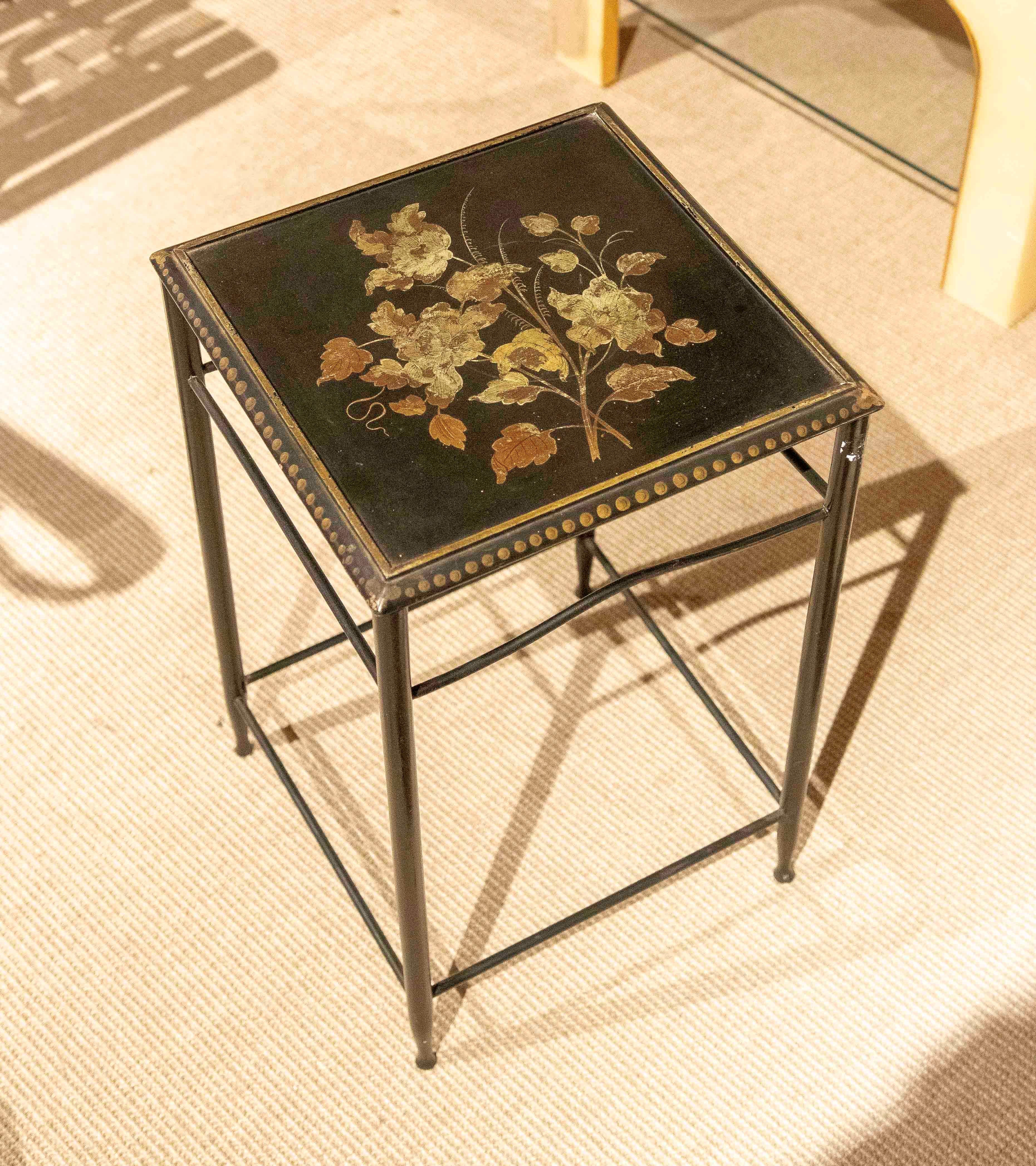 Table d'appoint en métal des années 1950 avec décoration florale peinte Bon état - En vente à Marbella, ES