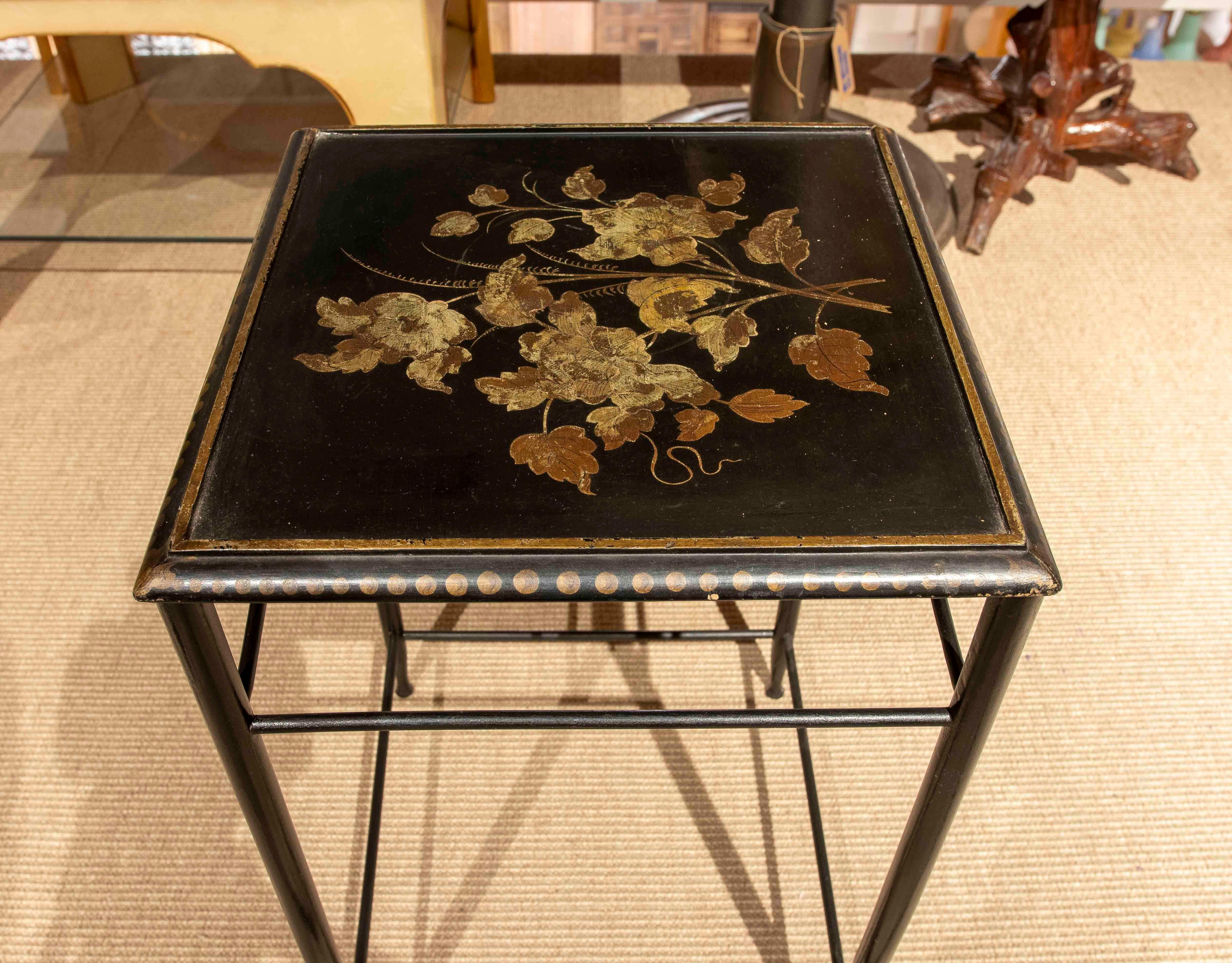 Table d'appoint en métal des années 1950 avec décoration florale peinte en vente 1