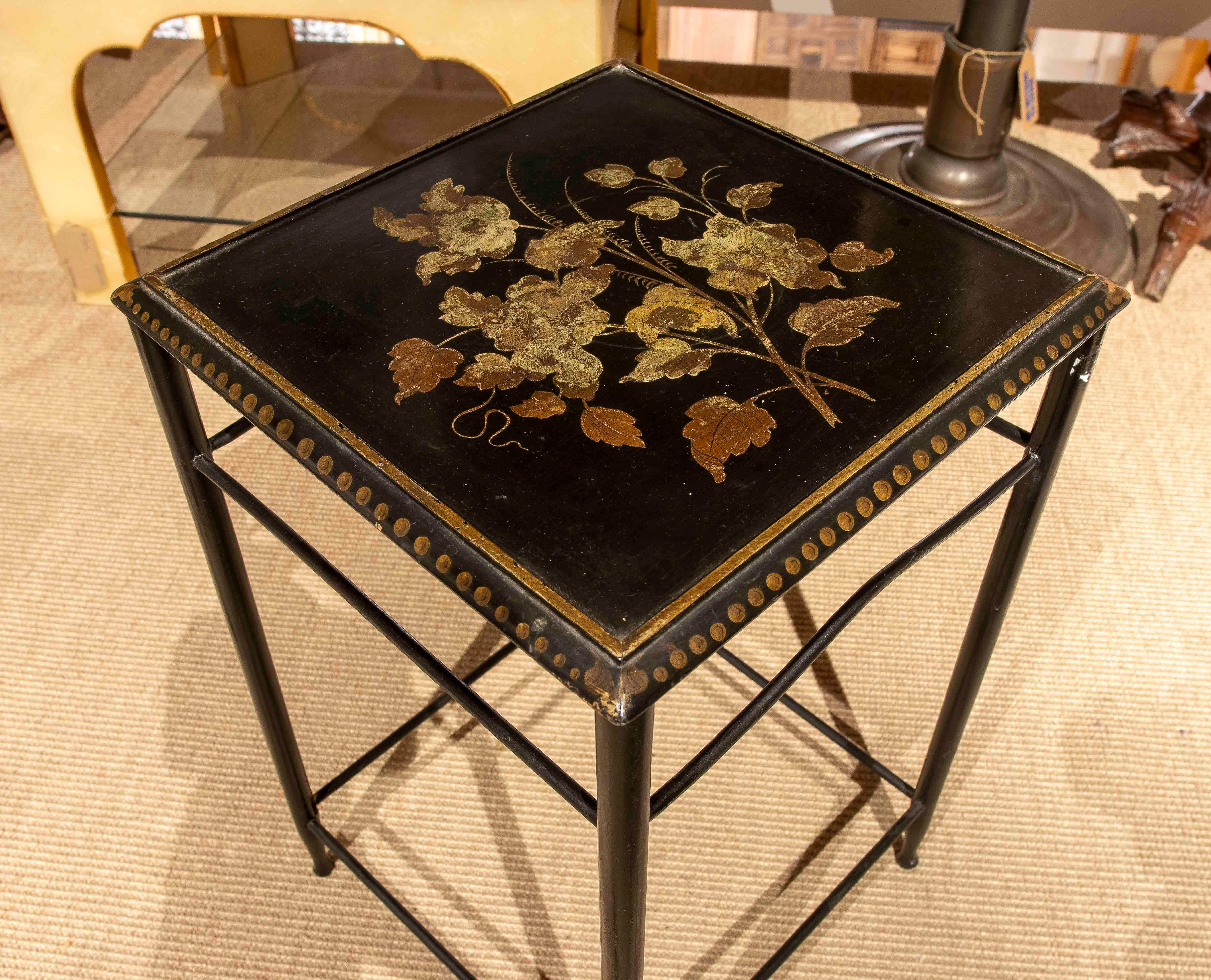 Table d'appoint en métal des années 1950 avec décoration florale peinte en vente 2