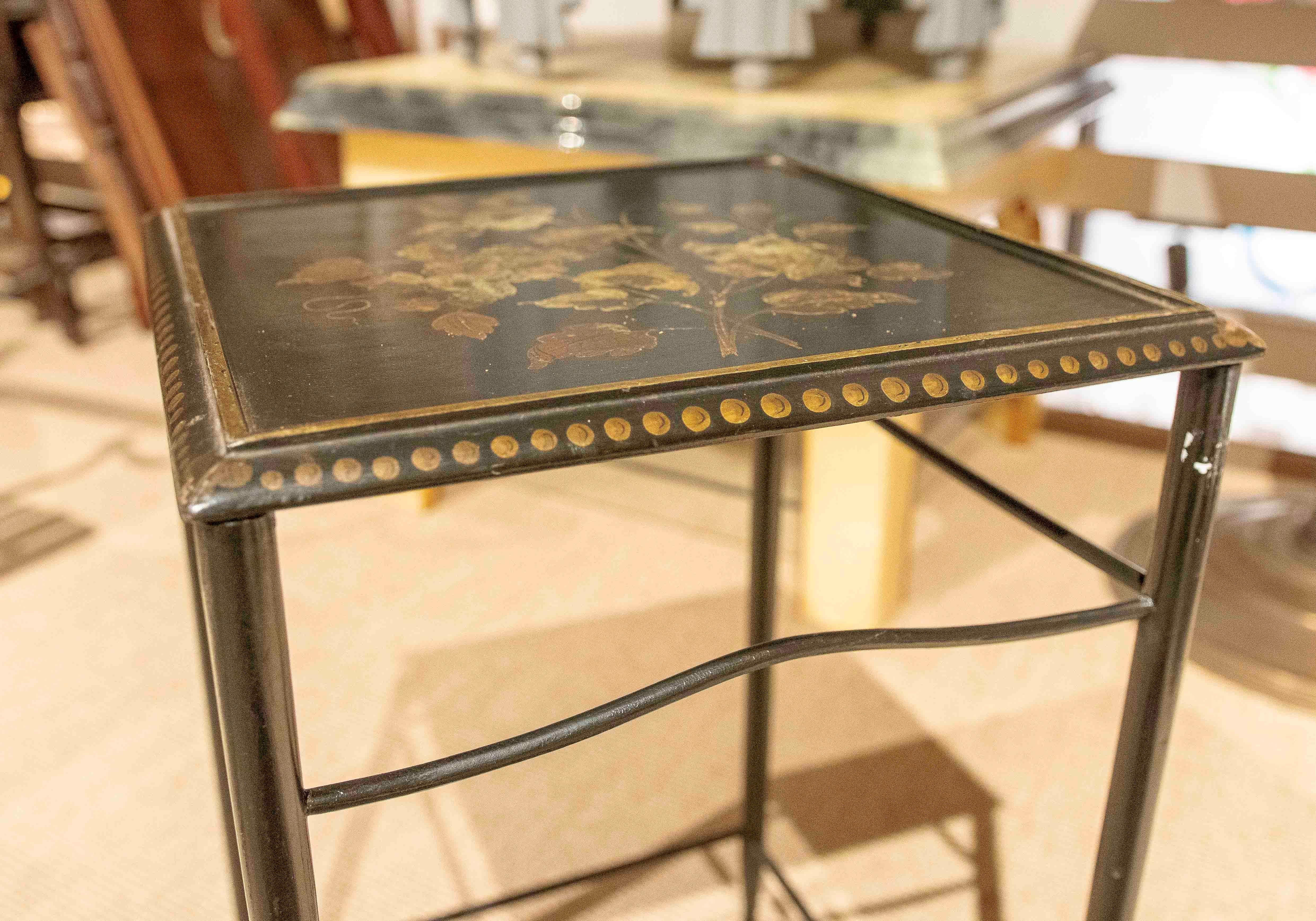 Table d'appoint en métal des années 1950 avec décoration florale peinte en vente 3