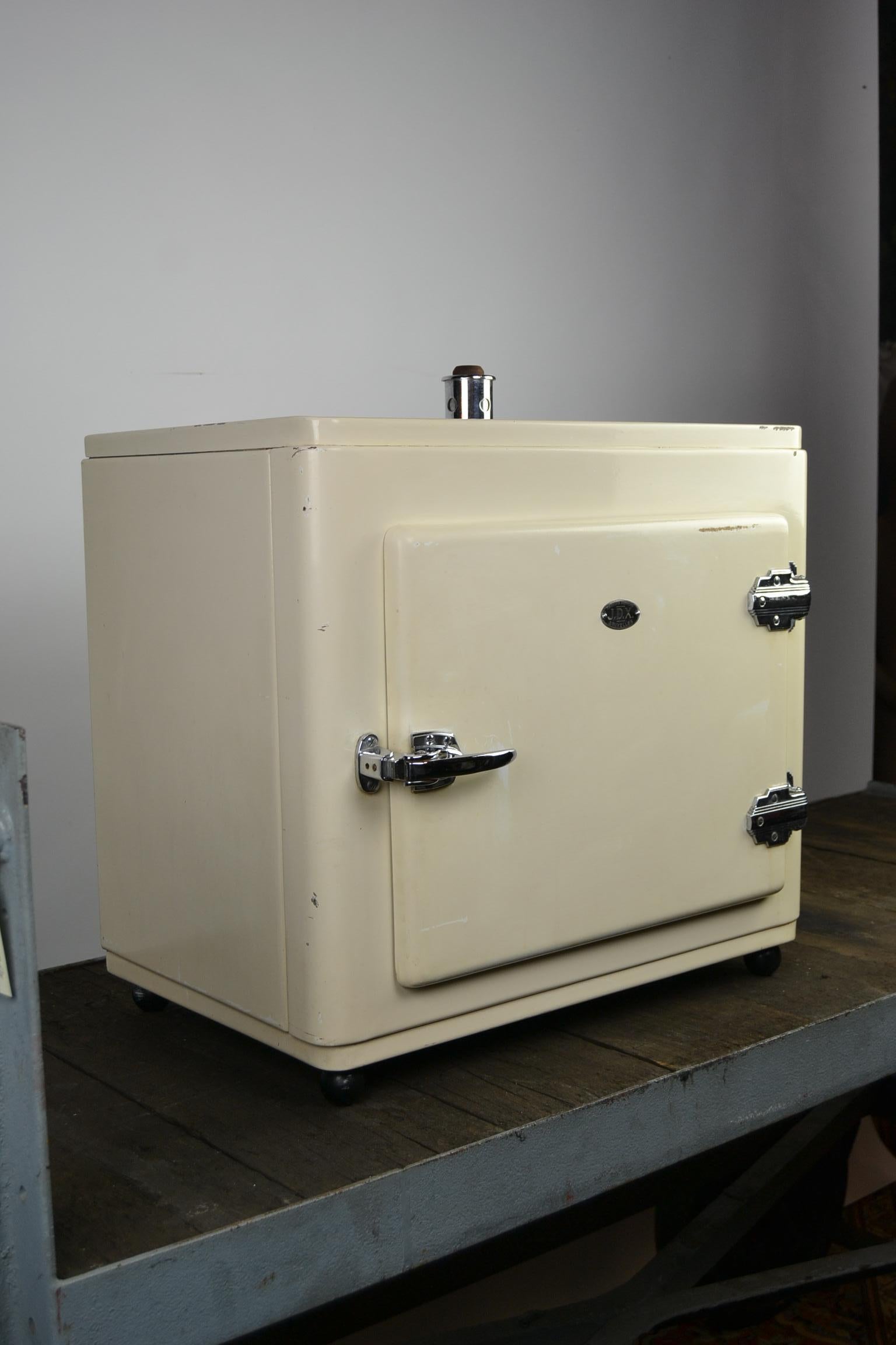 1950s metal sterilizer cabinet.
This vintage medical equipment was to sterilize equipment for medical purposes.
This sterile unit was made in Belgium by the Company: J.D.X Brussels, a Belgian Company specialised in Scientific Instruments. The logo
