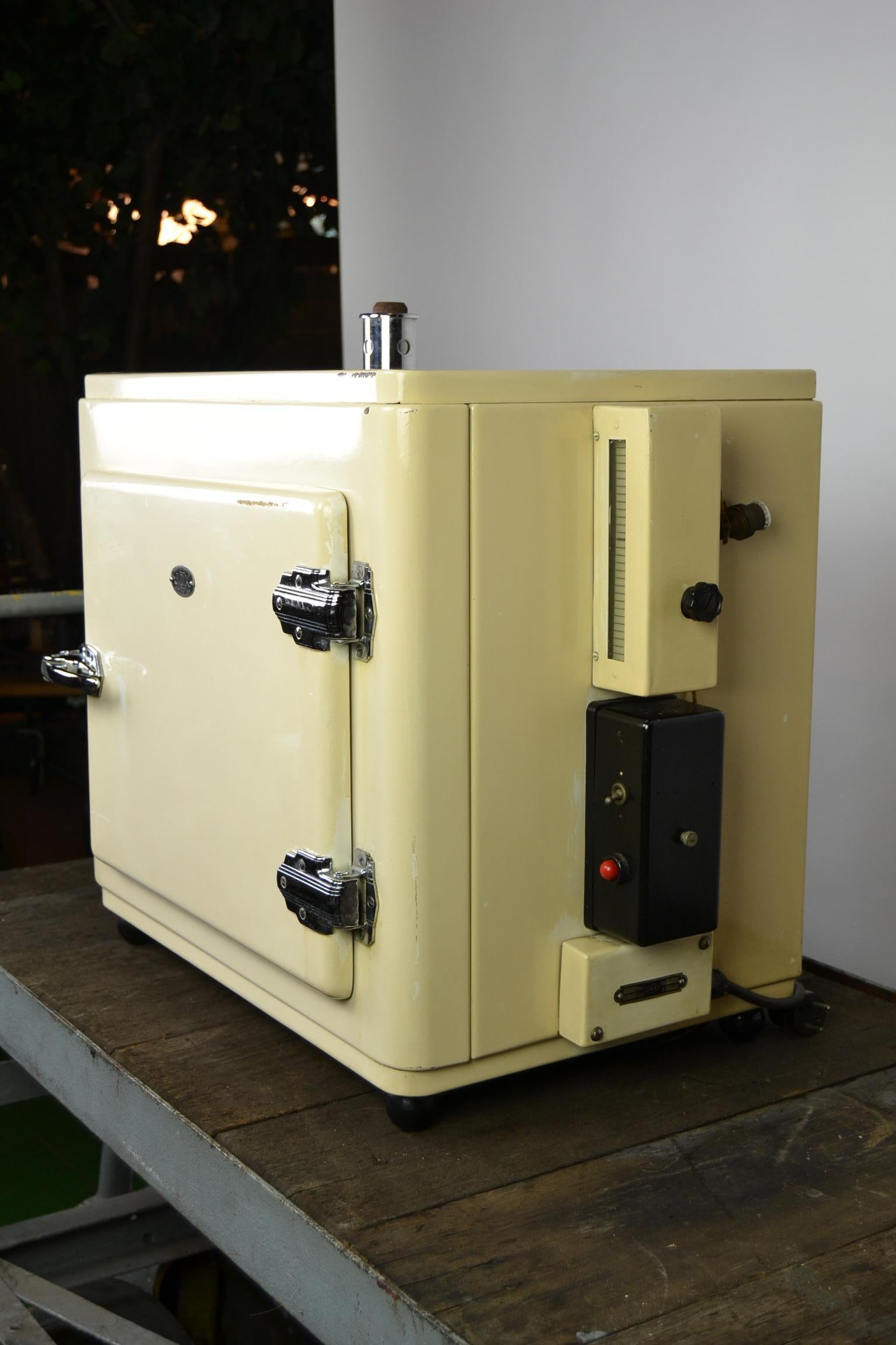 1950s Metal Sterilizer Cabinet, Medical Equipment In Good Condition In Antwerp, BE