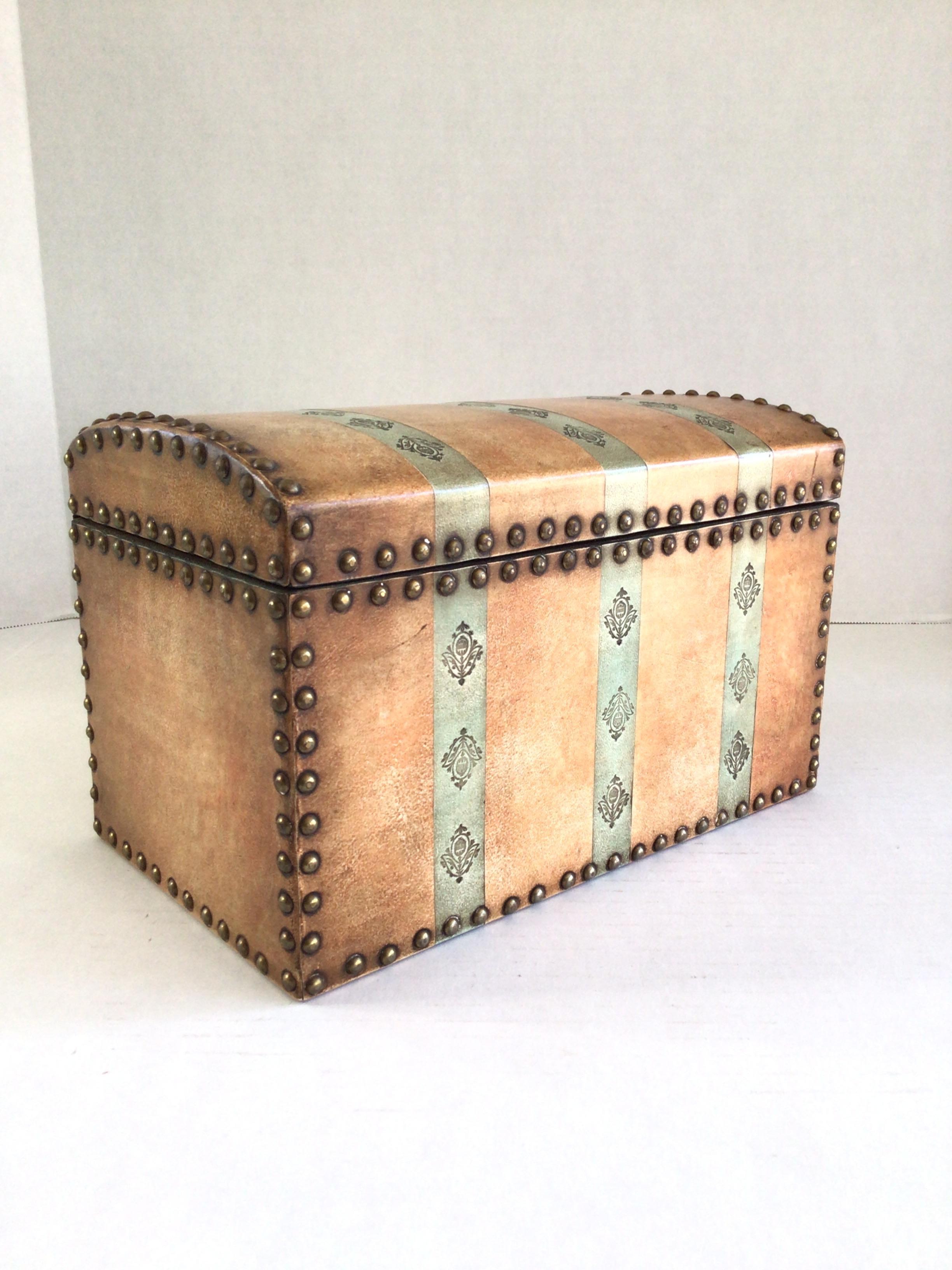 Caja de cuero con bisagras y tachuelas metálicas de los años 50 
Piel tostada con rayas verdes
Motivo Flor de Lis
Tejido estampado aplicado al interior 
