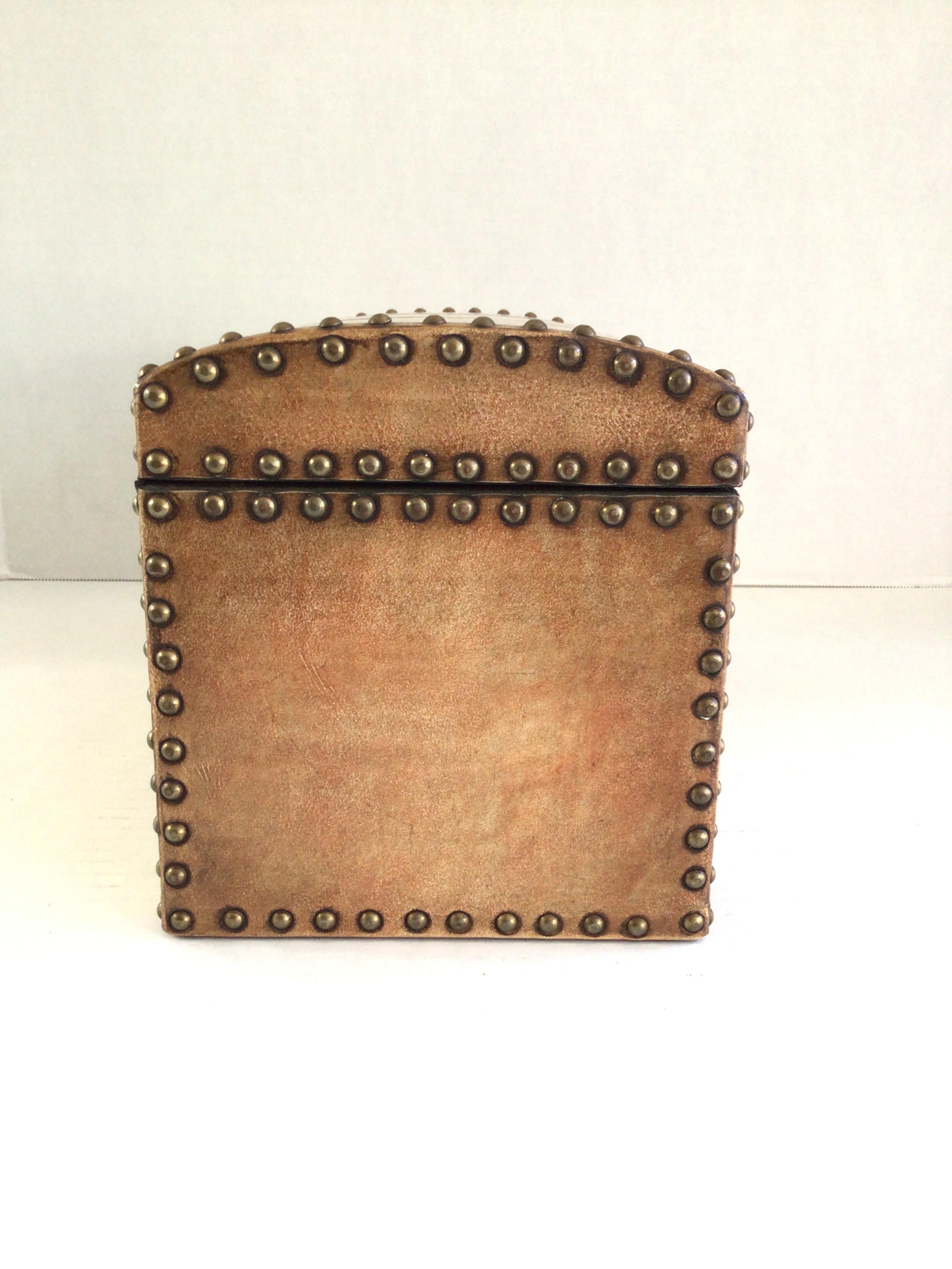 Caja de cuero con bisagras y tachuelas metálicas de los años 50 Hecho a mano en venta