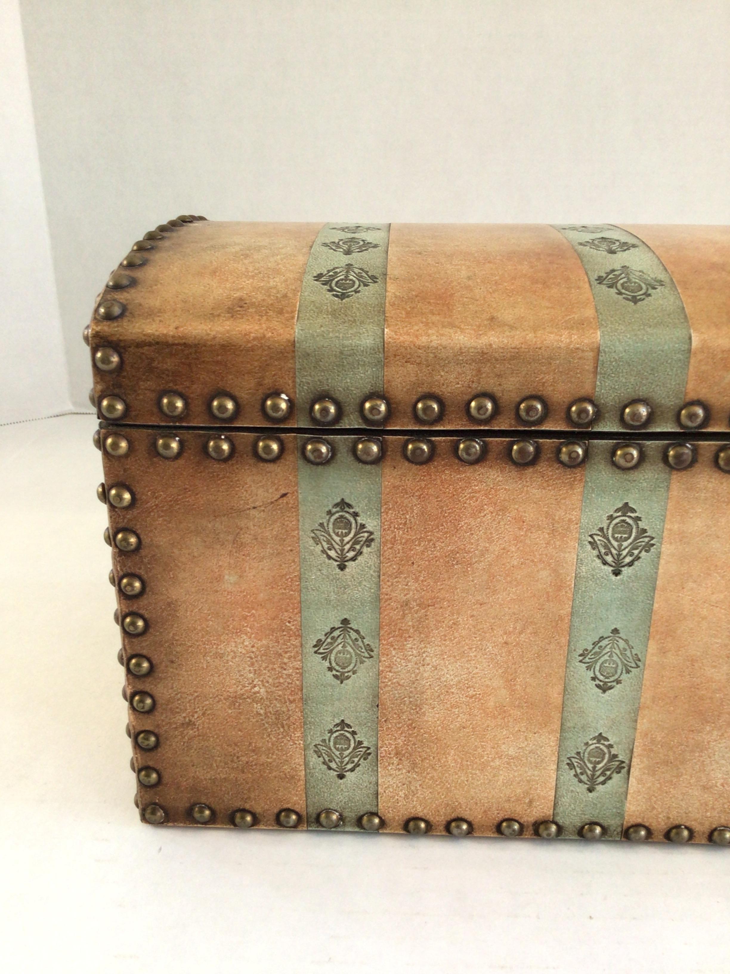 Caja de cuero con bisagras y tachuelas metálicas de los años 50 mediados del siglo XX en venta