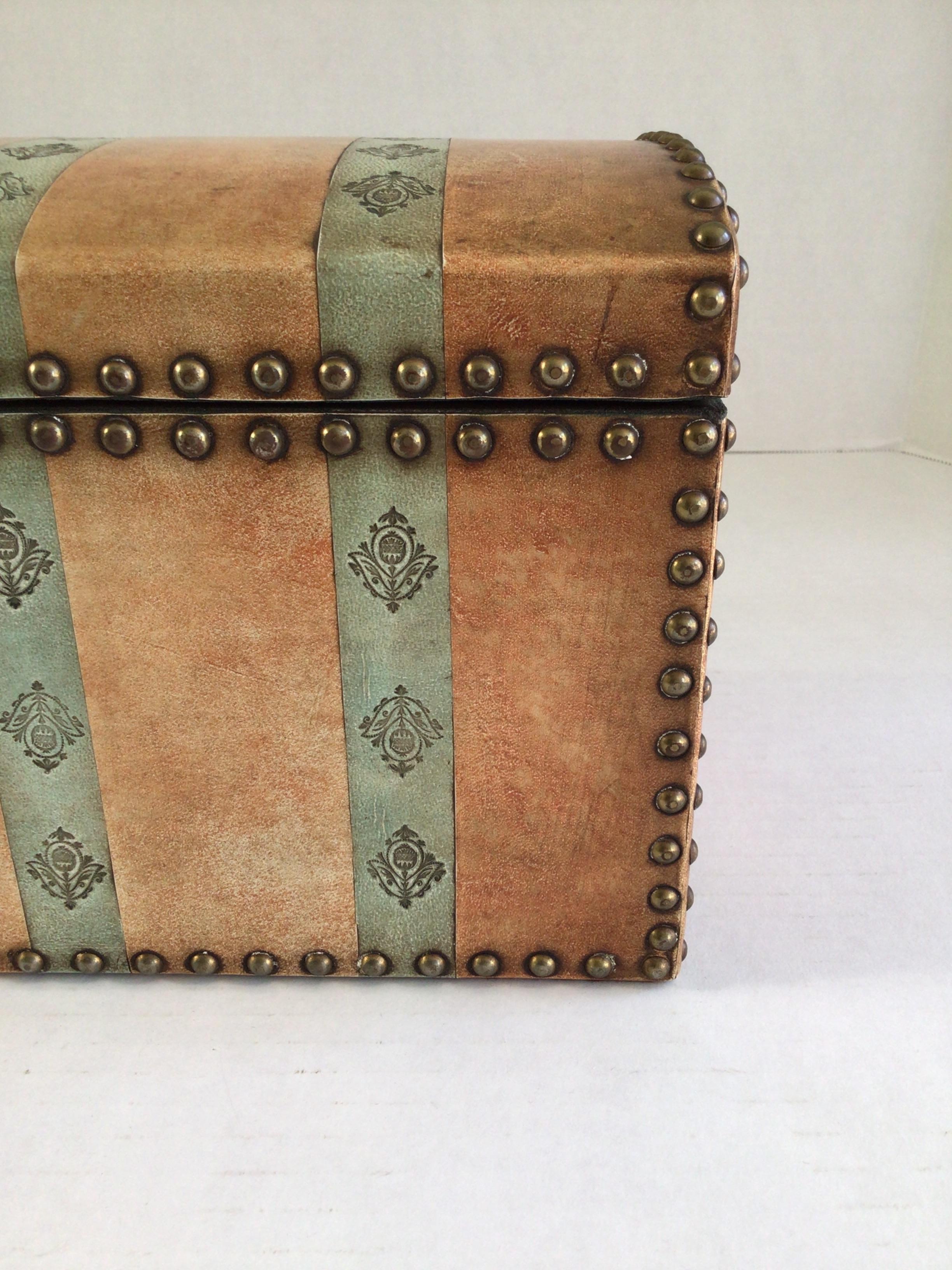 Caja de cuero con bisagras y tachuelas metálicas de los años 50 Latón en venta