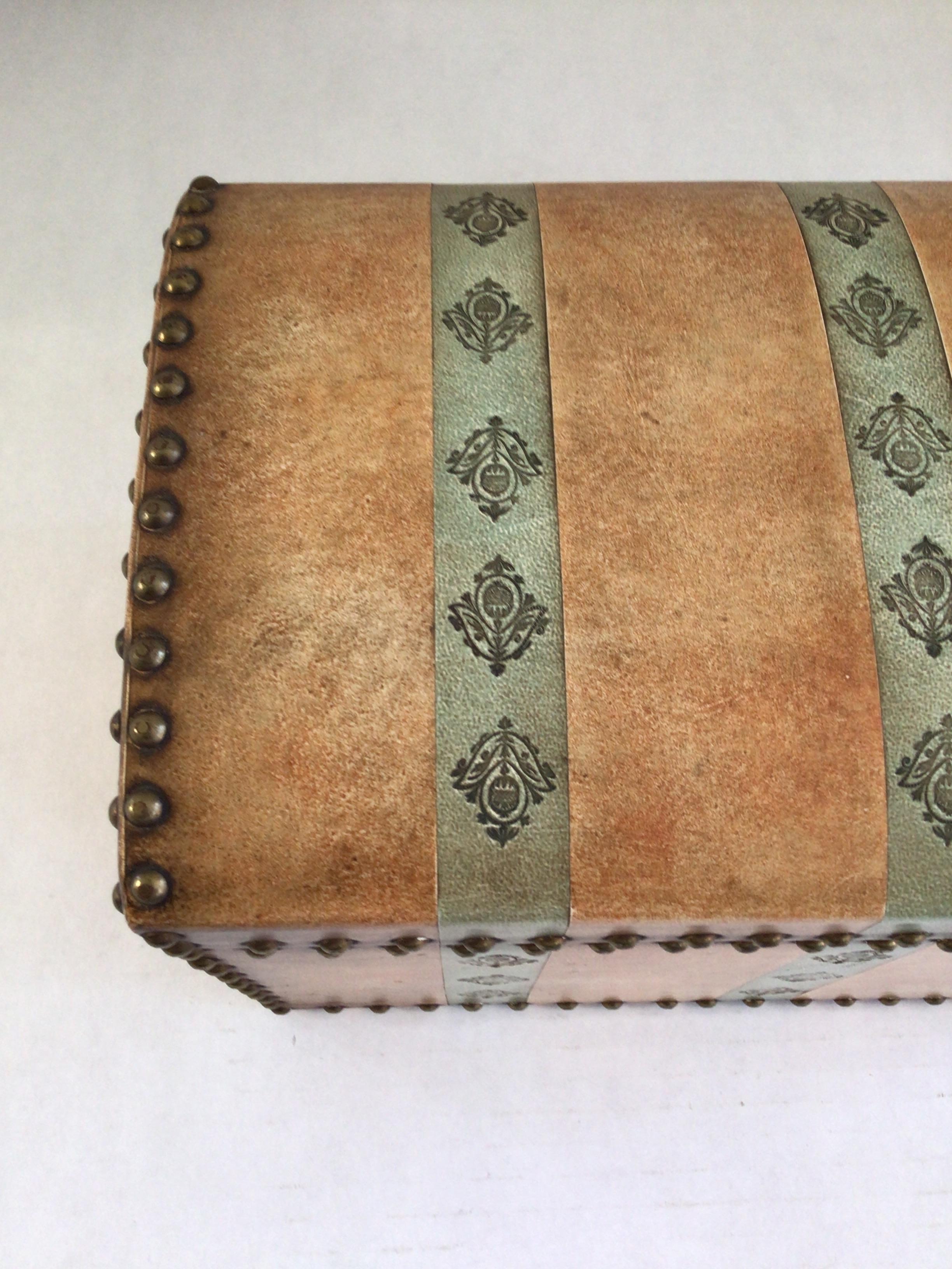 Caja de cuero con bisagras y tachuelas metálicas de los años 50 en venta 1