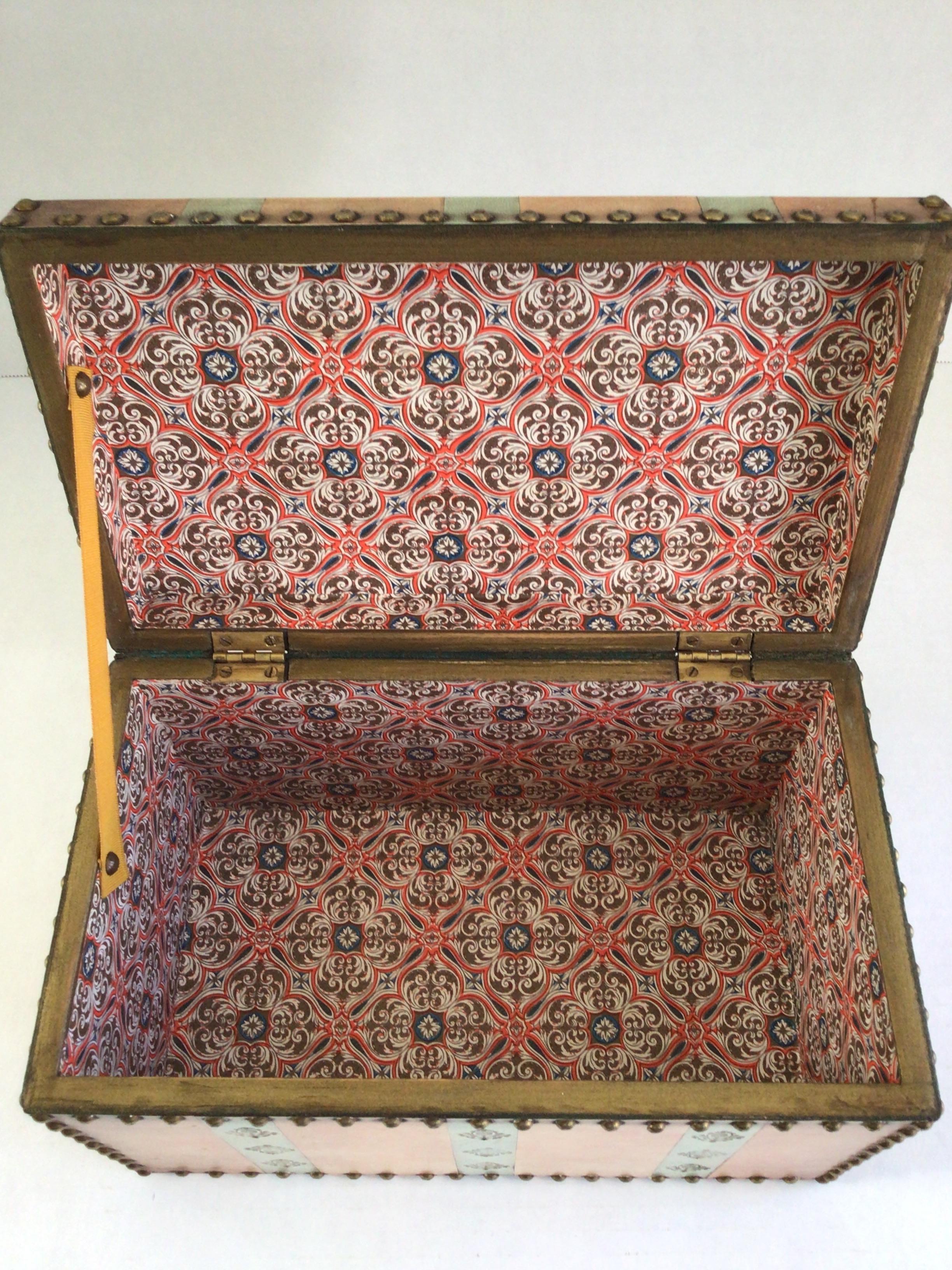 Caja de cuero con bisagras y tachuelas metálicas de los años 50 en venta 2
