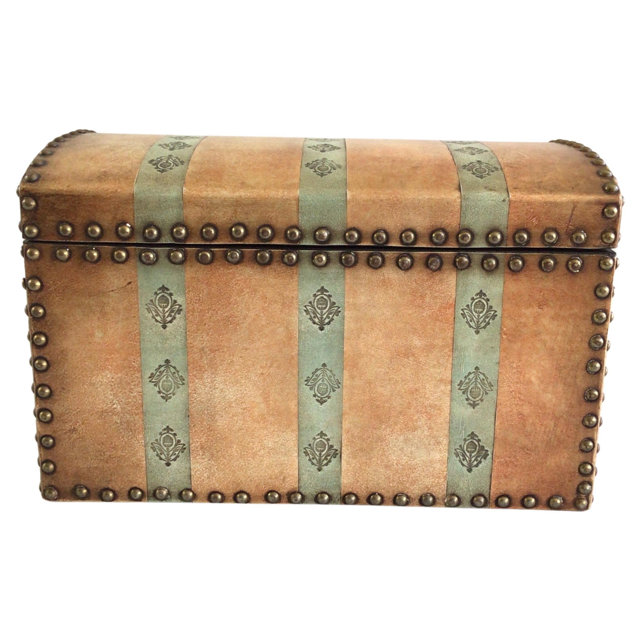 Caja de cuero con bisagras y tachuelas metálicas de los años 50