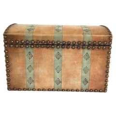 Caja de cuero con bisagras y tachuelas metálicas de los años 50
