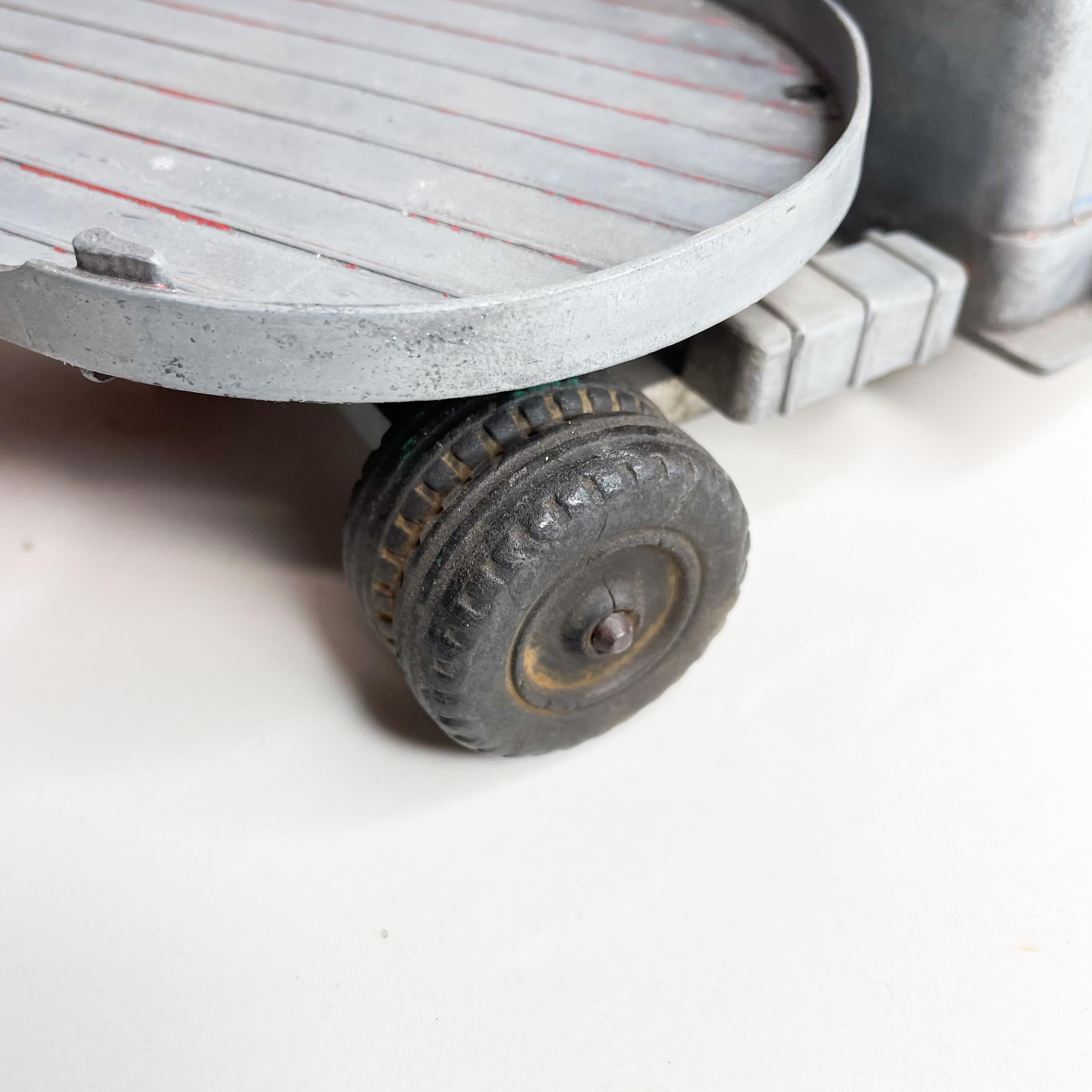 1950s Metal Toy Truck 14 Wheeler Stake Cargo Loading Open Flat Bed in Gray Matte In Good Condition In Chula Vista, CA