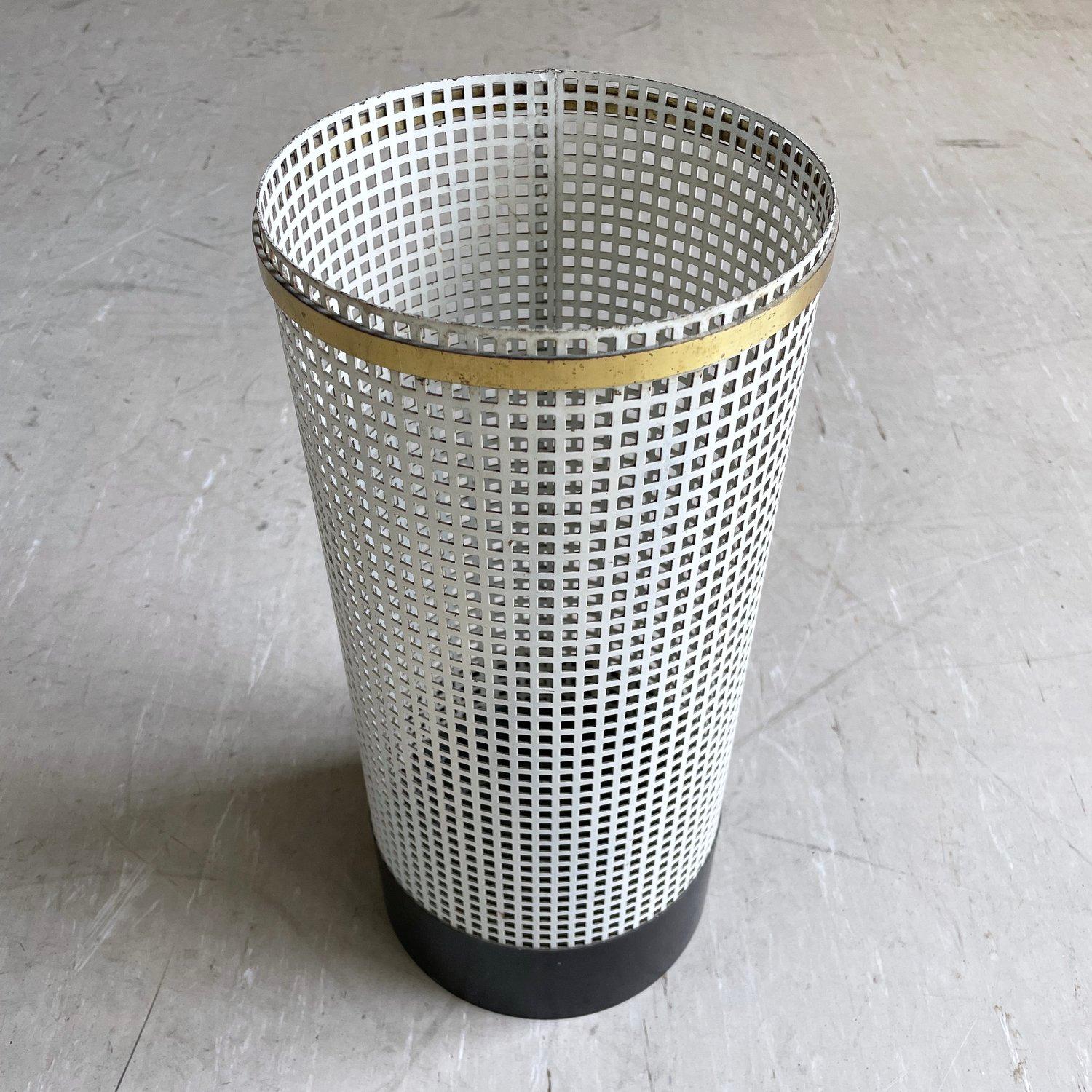 Porte-parapluies vintage des années 1950. Fabriqué à partir d'un revêtement en poudre blanc.  métal perforé avec accents en laiton. Avec base en métal noir. Le fabricant n'est pas confirmé, mais on pense qu'il est d'origine française. Dans le style