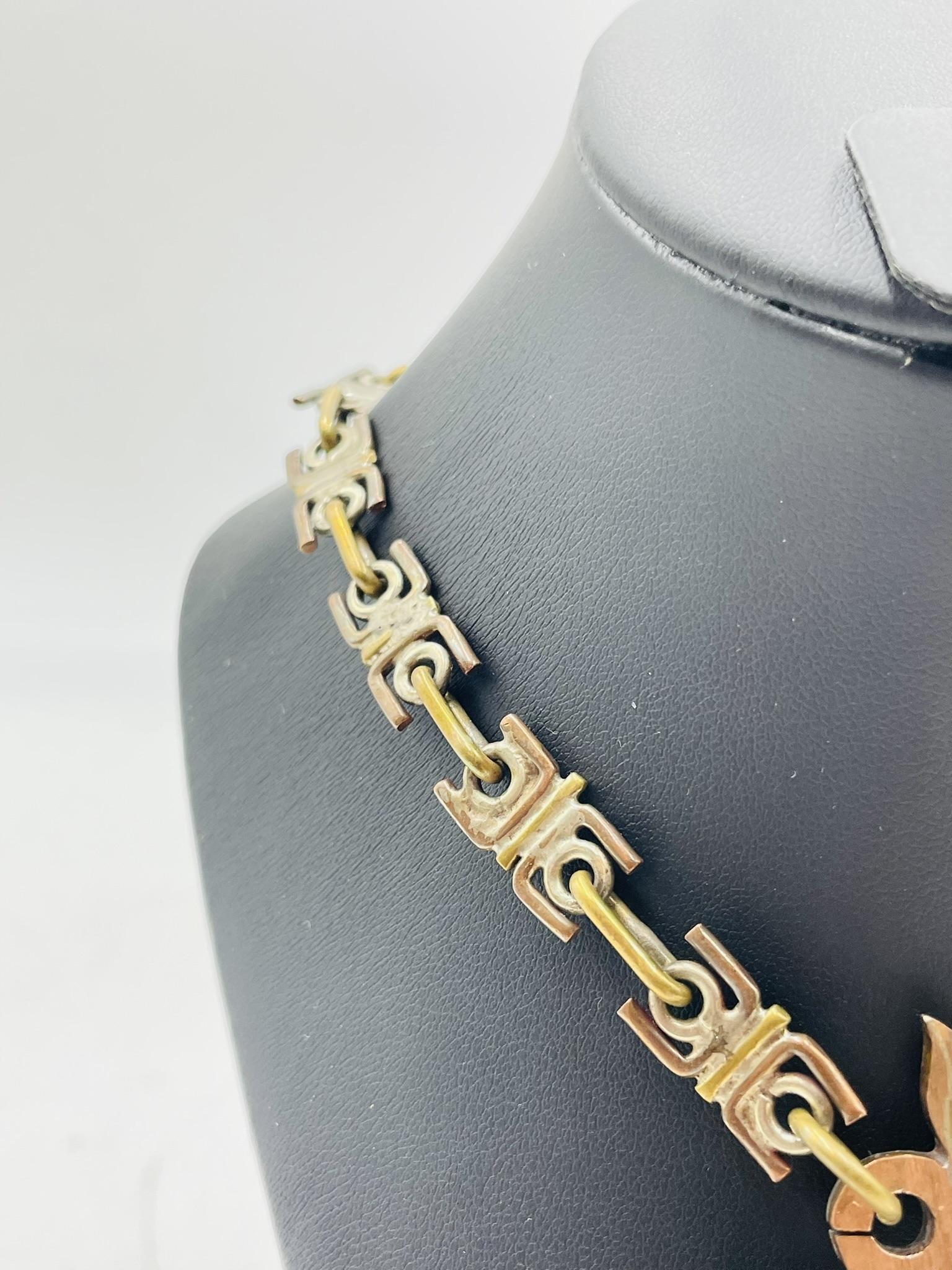 1950s Metales Casados Gemischte Metall Pre-Hispanic Halskette w / Crushed Emerald Inlay im Angebot 2