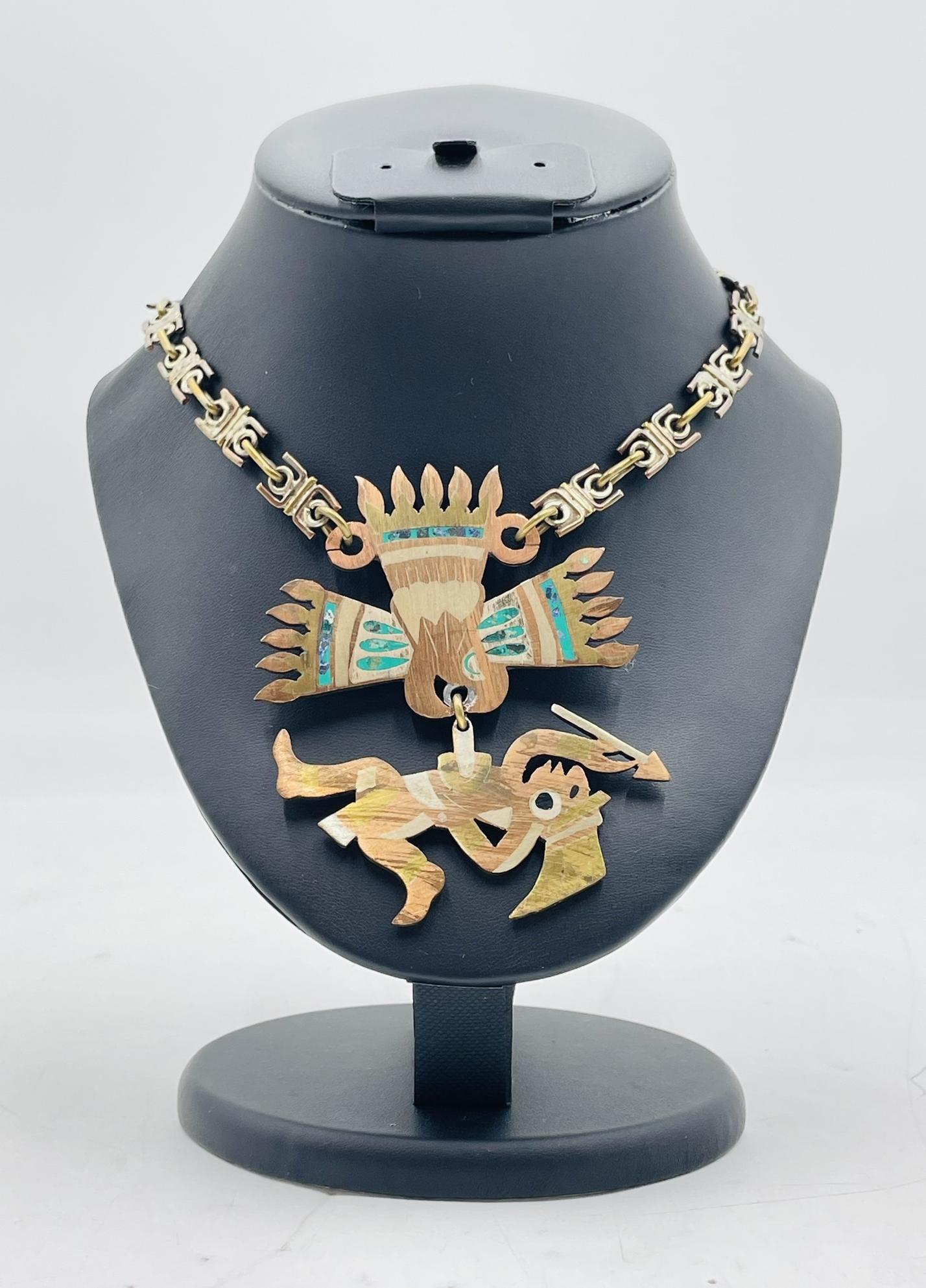 Diese auffällige Halskette im prähispanischen Stil wurde in den 1950er-Jahren in Mexiko von der renommierten Werkstatt Metales Casados entworfen und hergestellt und ist ein echtes Sammlerstück. Der aus einer raffinierten Mischung aus Kupfer, Messing