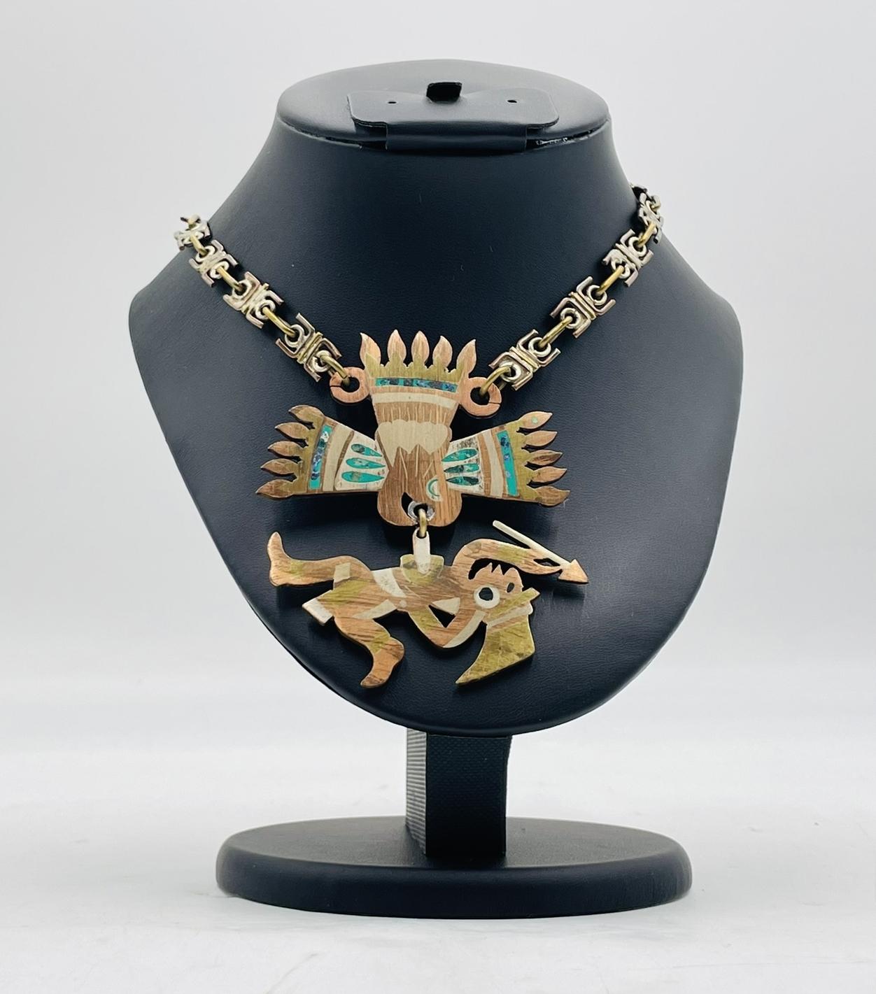 1950s Metales Casados Gemischte Metall Pre-Hispanic Halskette w / Crushed Emerald Inlay (Stammeskunst) im Angebot