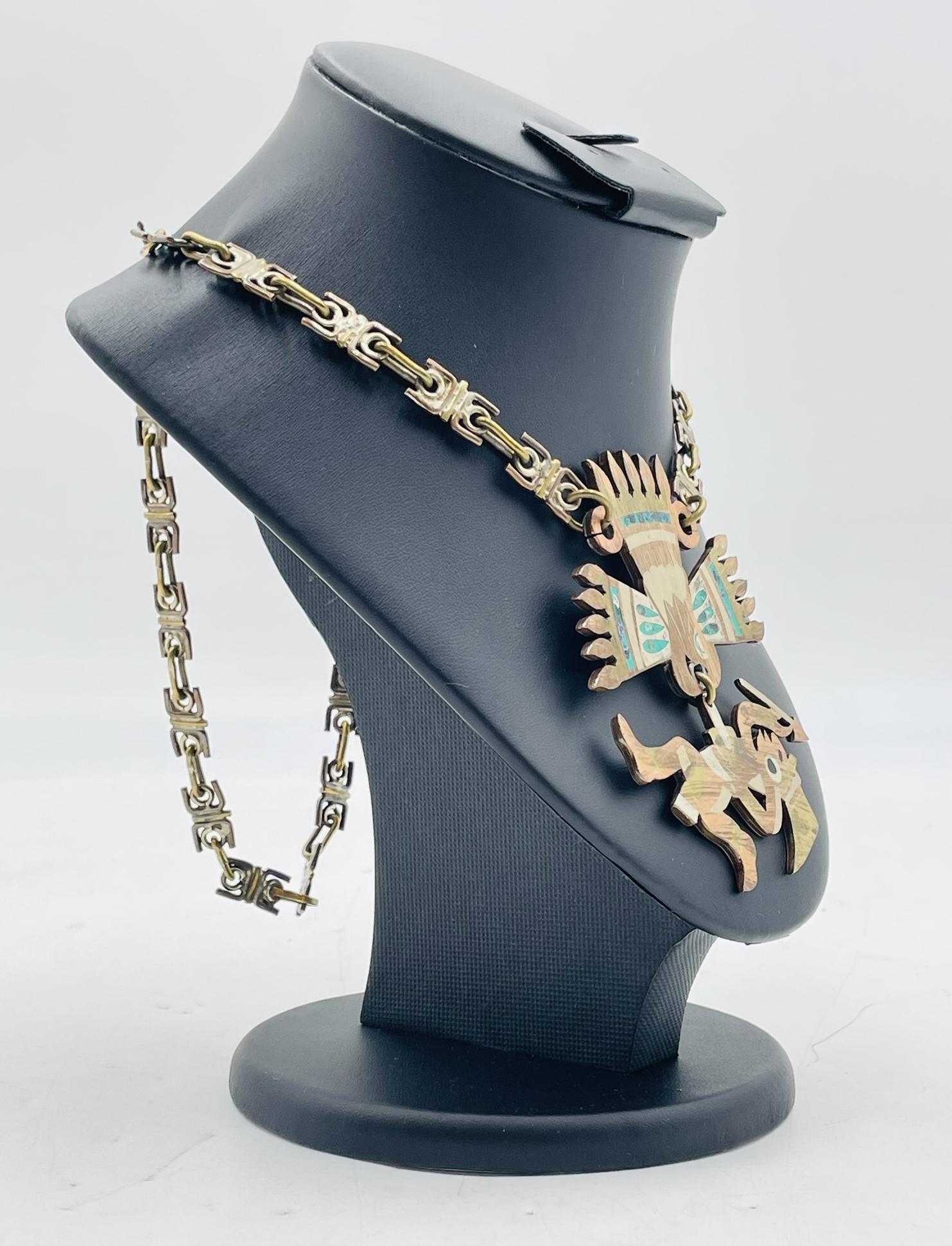 1950s Metales Casados Gemischte Metall Pre-Hispanic Halskette w / Crushed Emerald Inlay (Mexikanisch) im Angebot