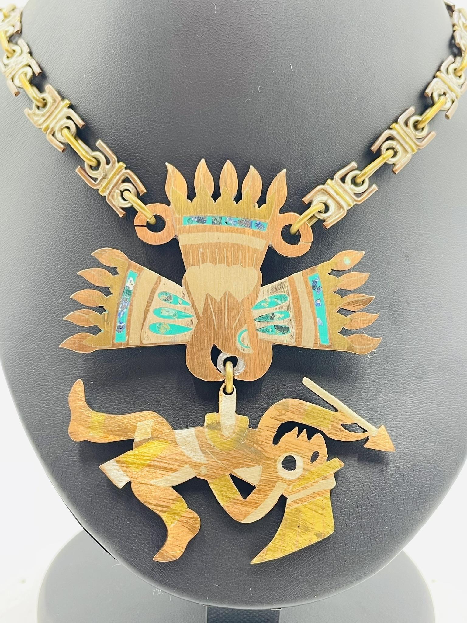 1950s Metales Casados Gemischte Metall Pre-Hispanic Halskette w / Crushed Emerald Inlay (Mitte des 20. Jahrhunderts) im Angebot