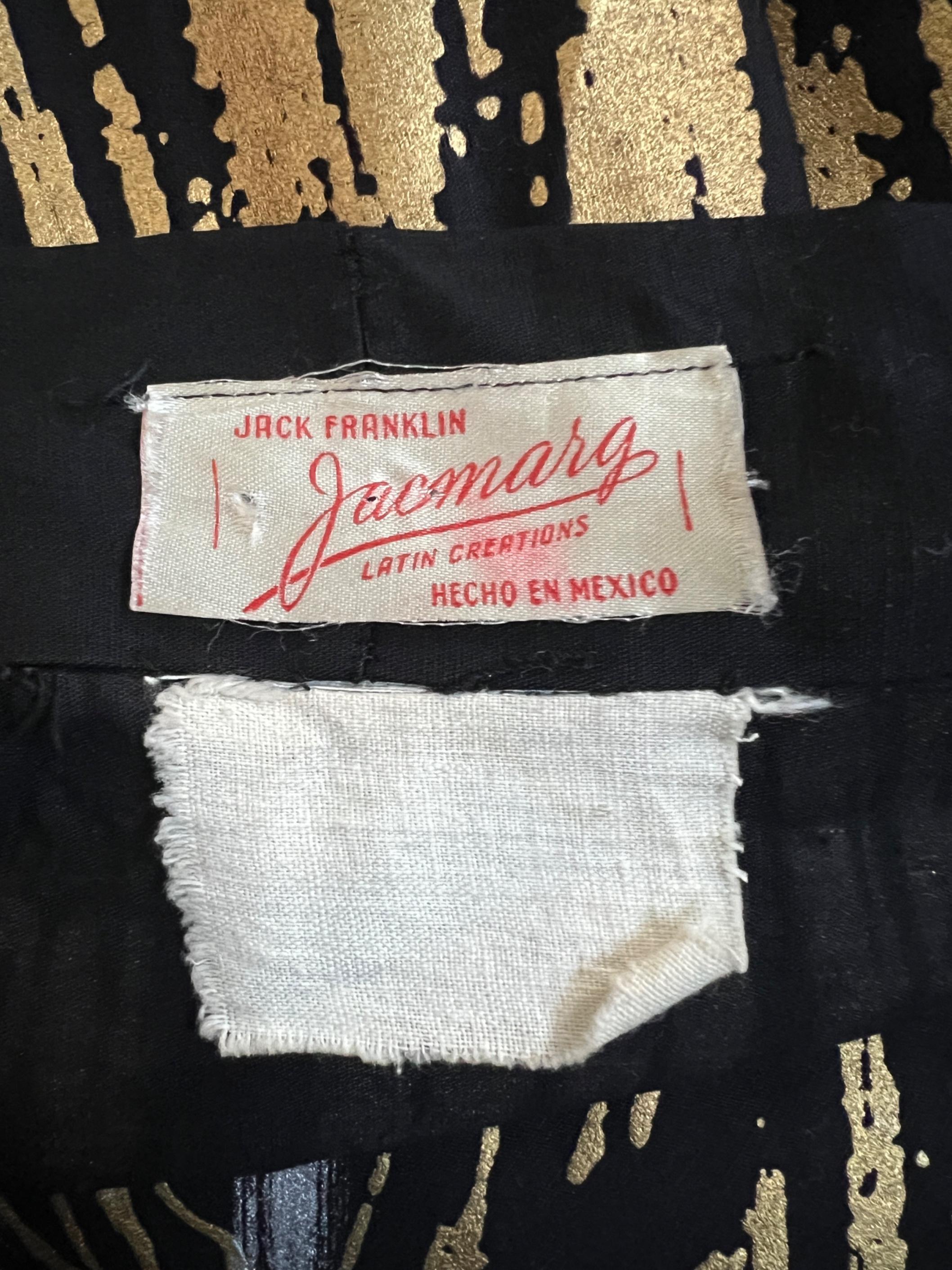 Jupe circulaire noire mexicaine des années 1950 avec motif peint à la main en or Pour femmes en vente