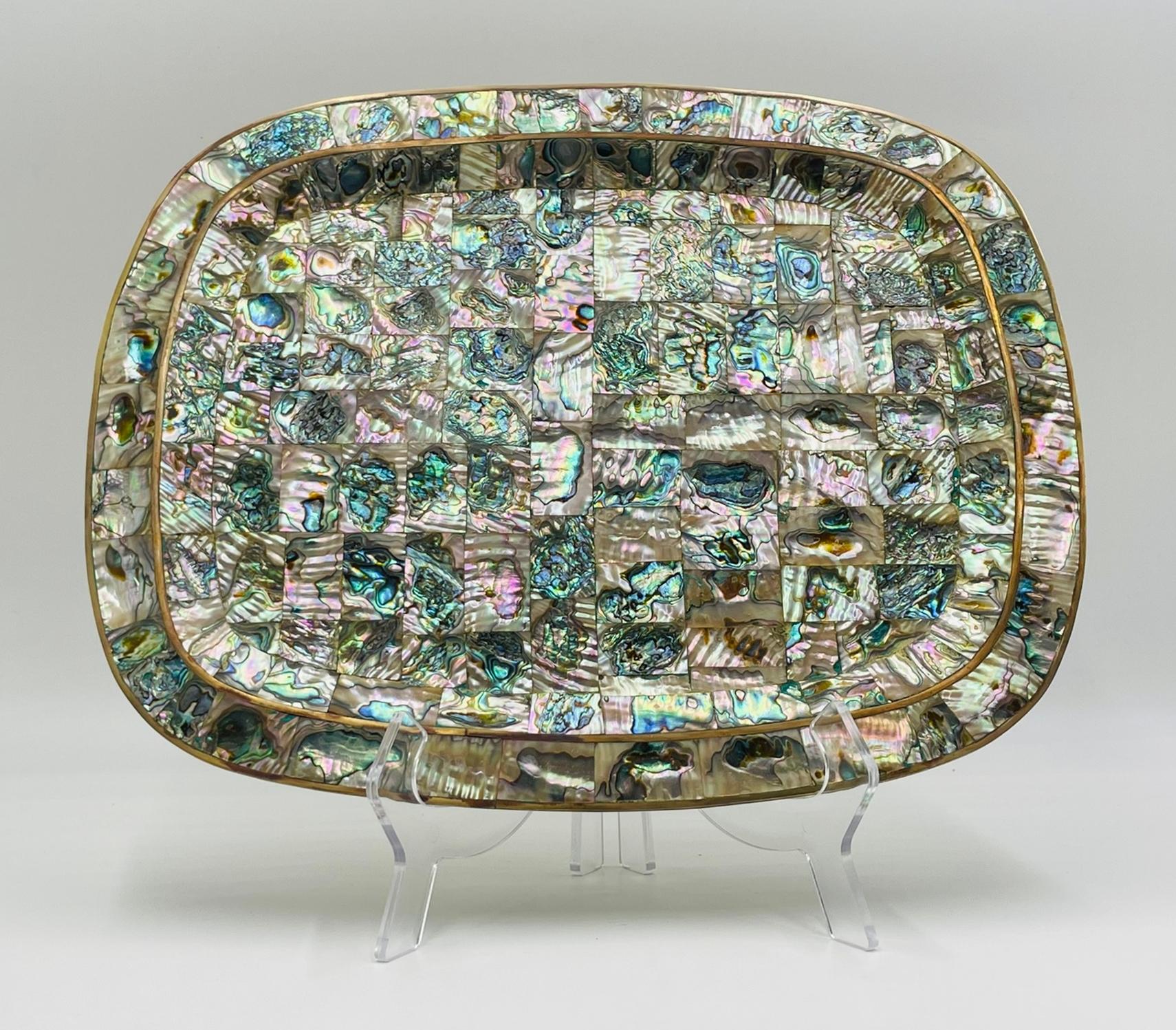 Vassoio messicano del 1950 in ottone e conchiglia di abalone con cinque bicchieri, Modernismo messicano in vendita 1