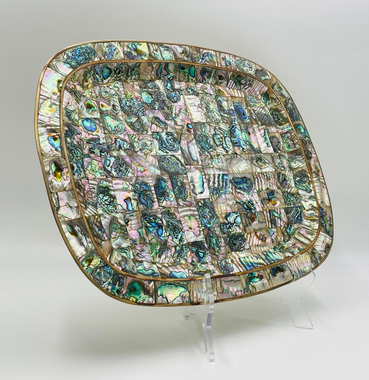 Vassoio messicano del 1950 in ottone e conchiglia di abalone con cinque bicchieri, Modernismo messicano in vendita 2