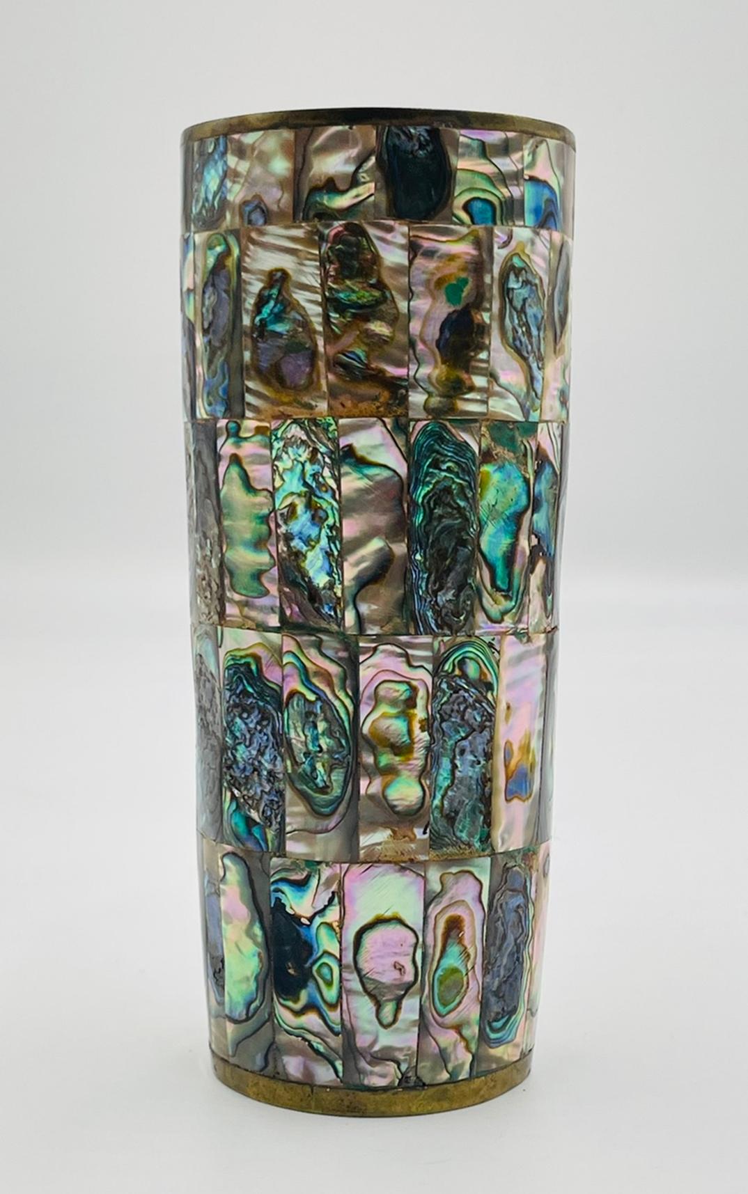 Vassoio messicano del 1950 in ottone e conchiglia di abalone con cinque bicchieri, Modernismo messicano in vendita 3