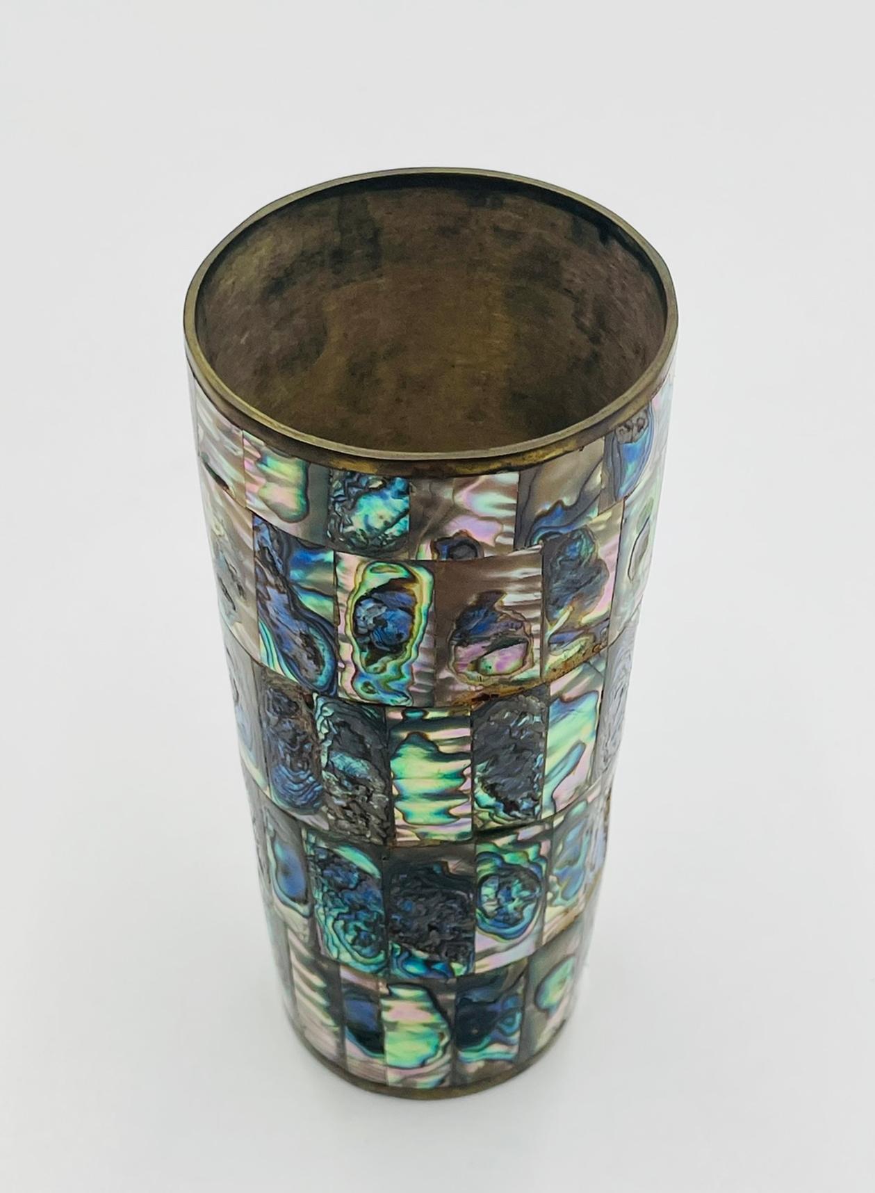 Vassoio messicano del 1950 in ottone e conchiglia di abalone con cinque bicchieri, Modernismo messicano in vendita 4