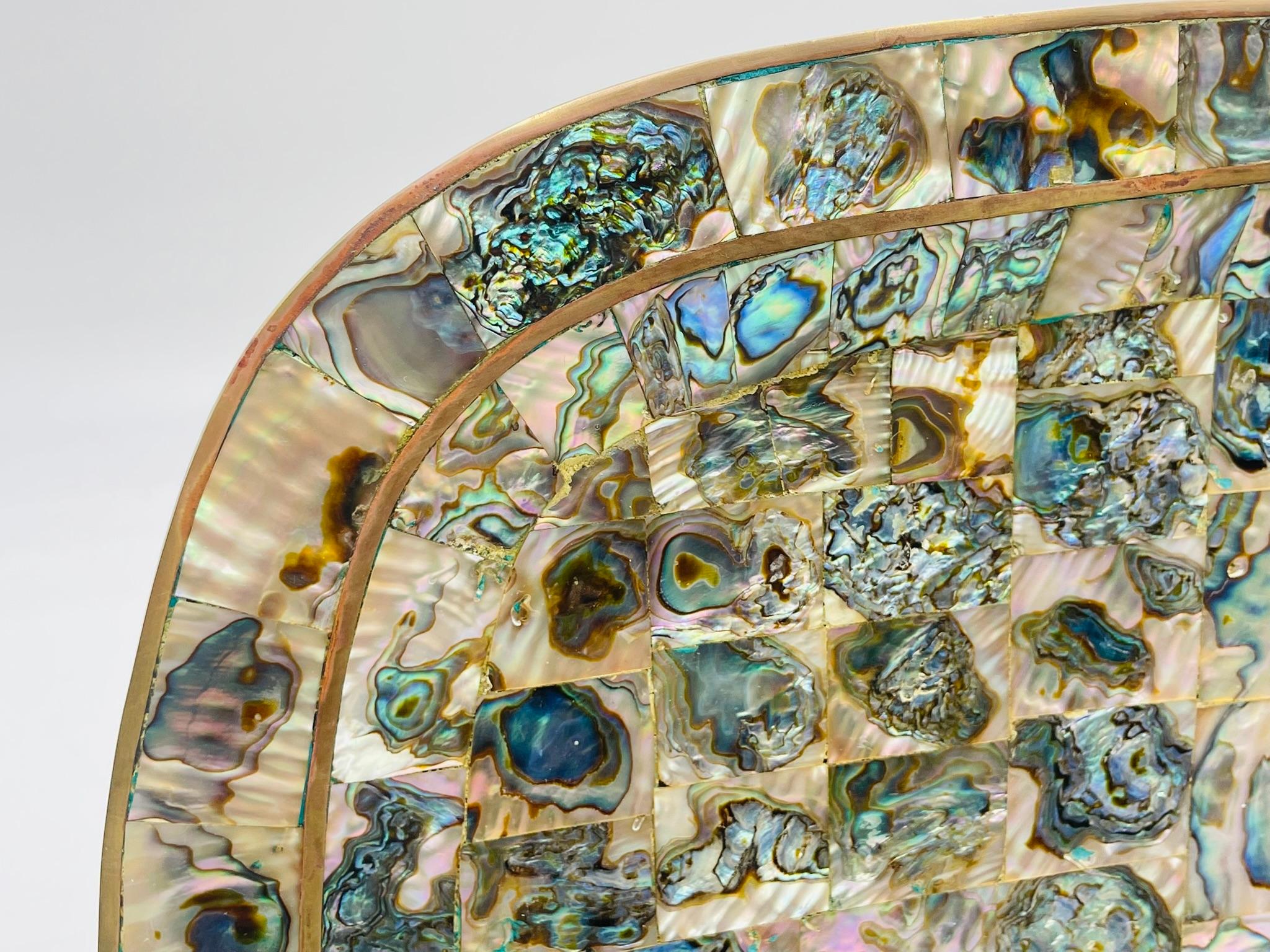 Vassoio messicano del 1950 in ottone e conchiglia di abalone con cinque bicchieri, Modernismo messicano in vendita 5