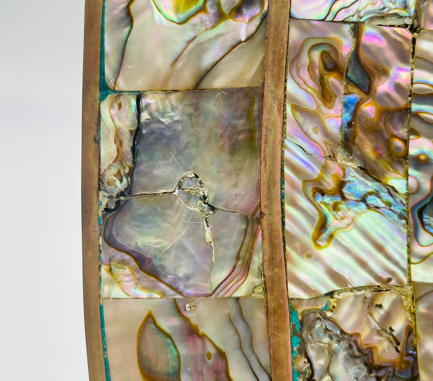 Vassoio messicano del 1950 in ottone e conchiglia di abalone con cinque bicchieri, Modernismo messicano in vendita 6