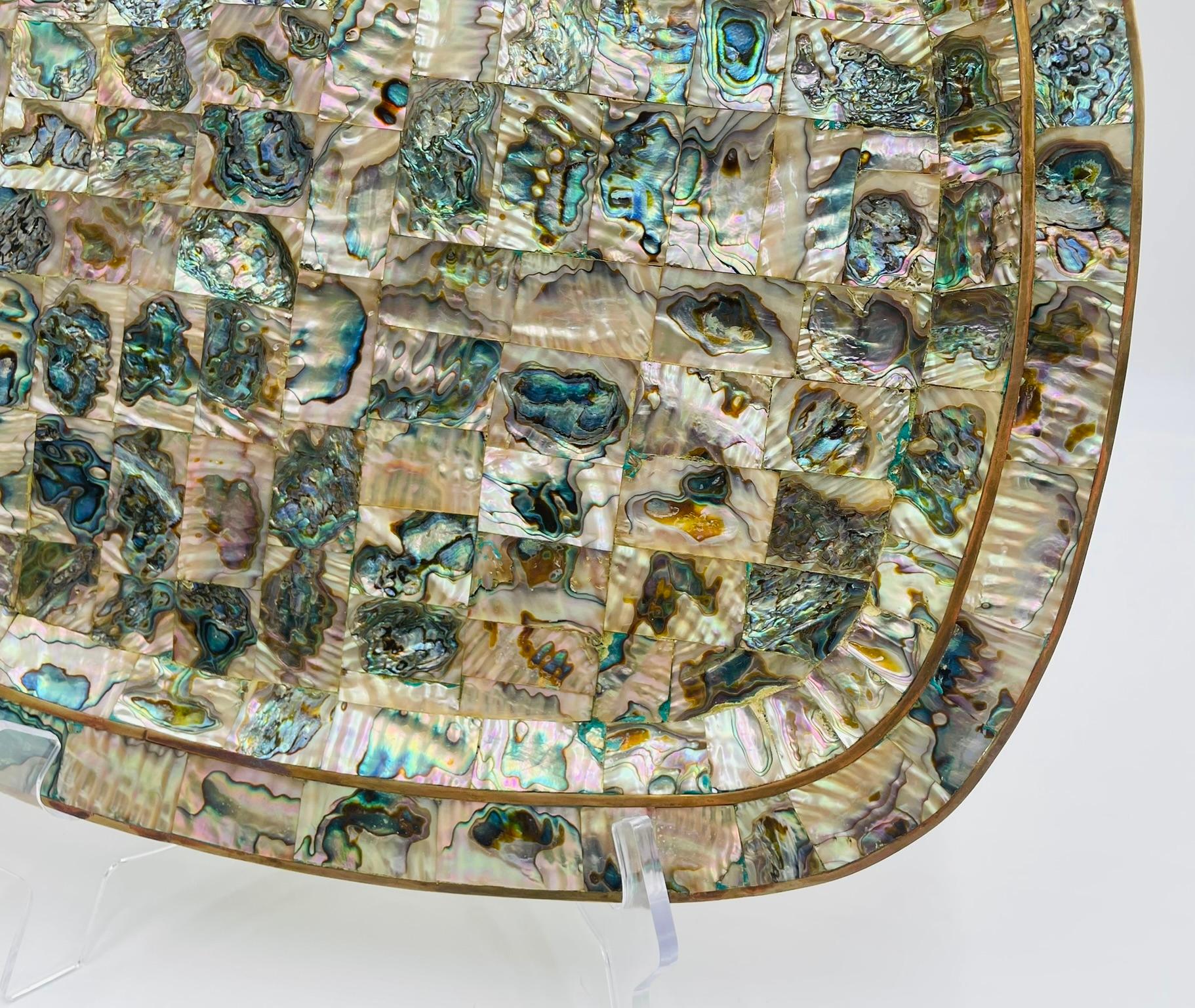 Vassoio messicano del 1950 in ottone e conchiglia di abalone con cinque bicchieri, Modernismo messicano in vendita 7